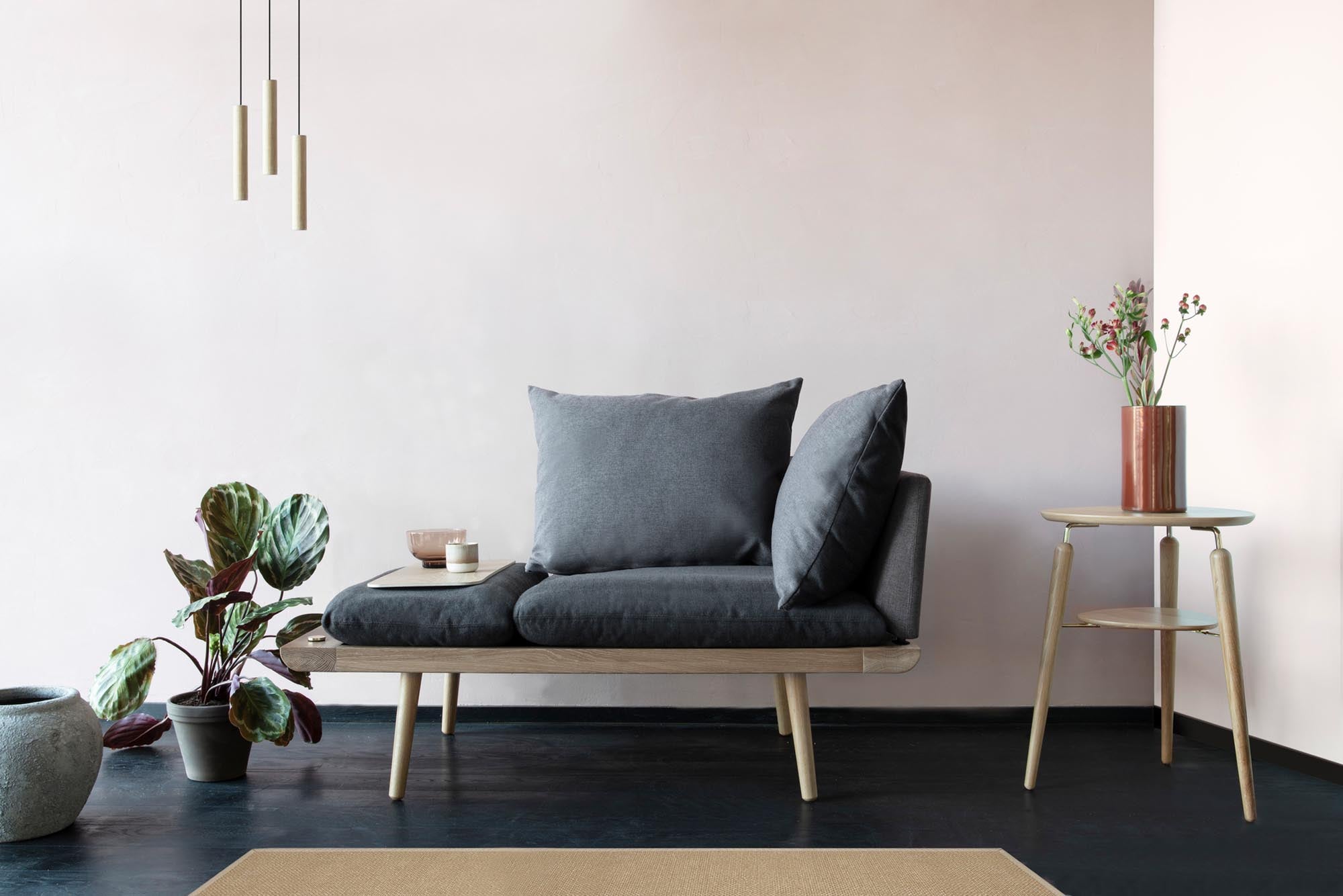 Entspannen Sie stilvoll mit dem Lounge Around 1.5-Sitzer Sofa von Umage – eine perfekte Kombination aus modernem Design und gemütlichem Sitzkomfort.