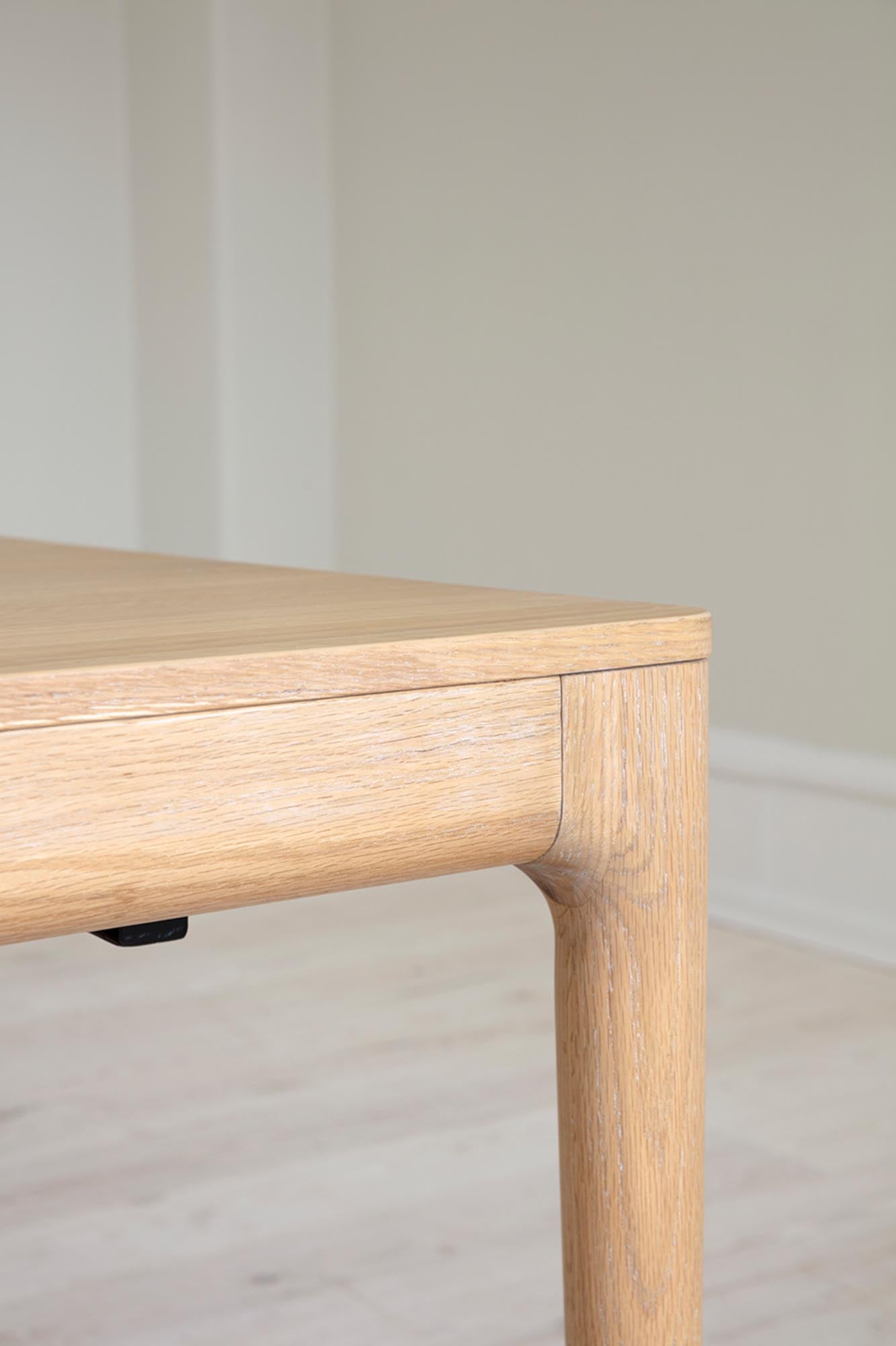 Entdecken Sie den Heart'n'Soul Esstisch von Umage: Eleganz trifft Funktionalität mit robusten Eichenbeinen und pflegeleichter Fenix-Oberfläche.