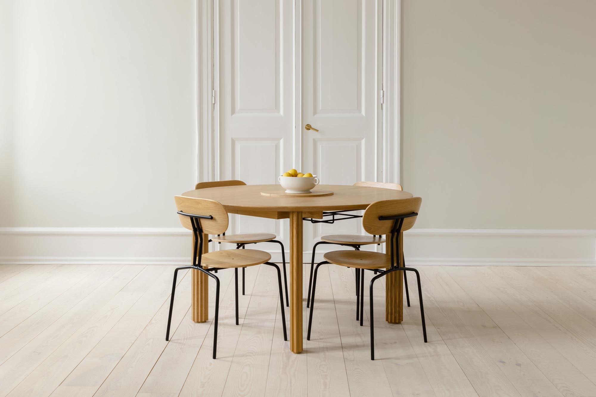 Eleganter stapelbarer Curious Stuhl von Umage, gefertigt aus Eichenfurnier, mit vielfältigen Farboptionen und ideal für jeden Raum.