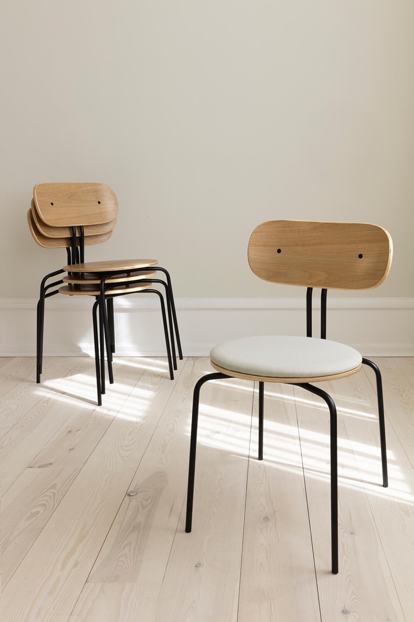 Entdecken Sie den Curious Stuhl gepolstert von Umage: stilvolles skandinavisches Design, gepolstert für höchsten Komfort, ideal für jedes Zuhause.