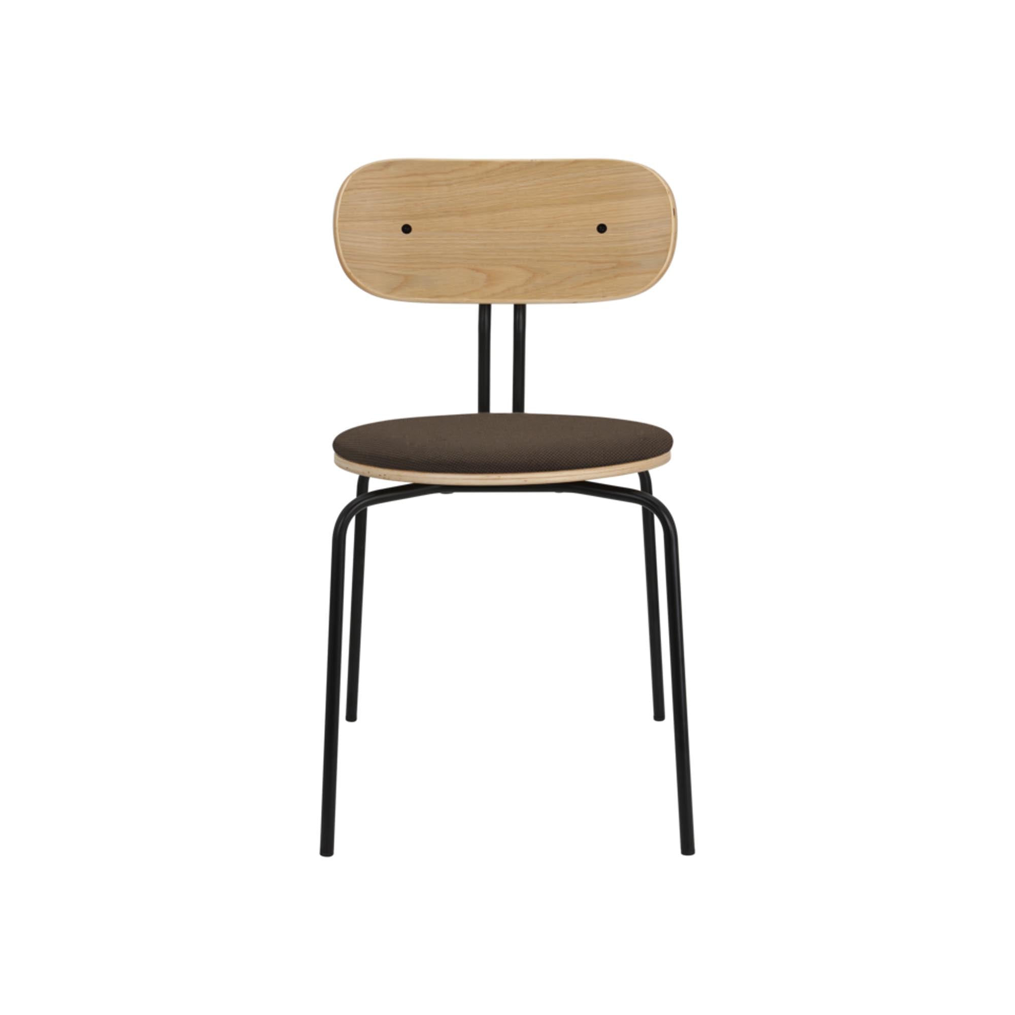 Entdecken Sie den Curious Stuhl gepolstert von Umage: Eleganz, Komfort und hochwertige Materialien vereinen sich in diesem stilvollen Möbelstück.