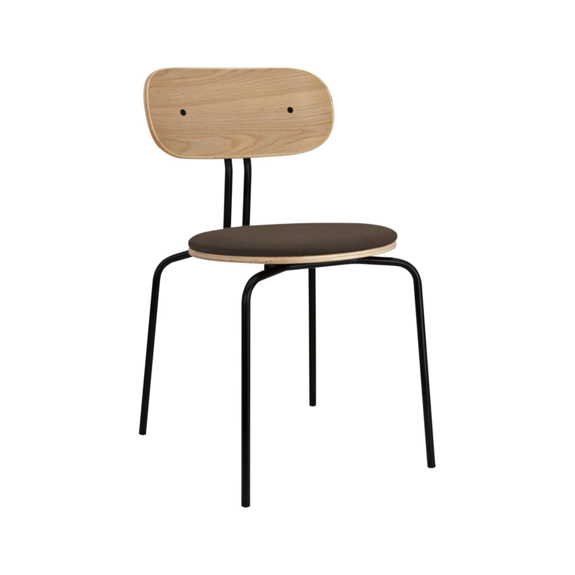 Erleben Sie den Curious Stuhl gepolstert von Umage: Skandinavisches Design trifft auf höchsten Sitzkomfort und vielseitige Einsatzmöglichkeiten.