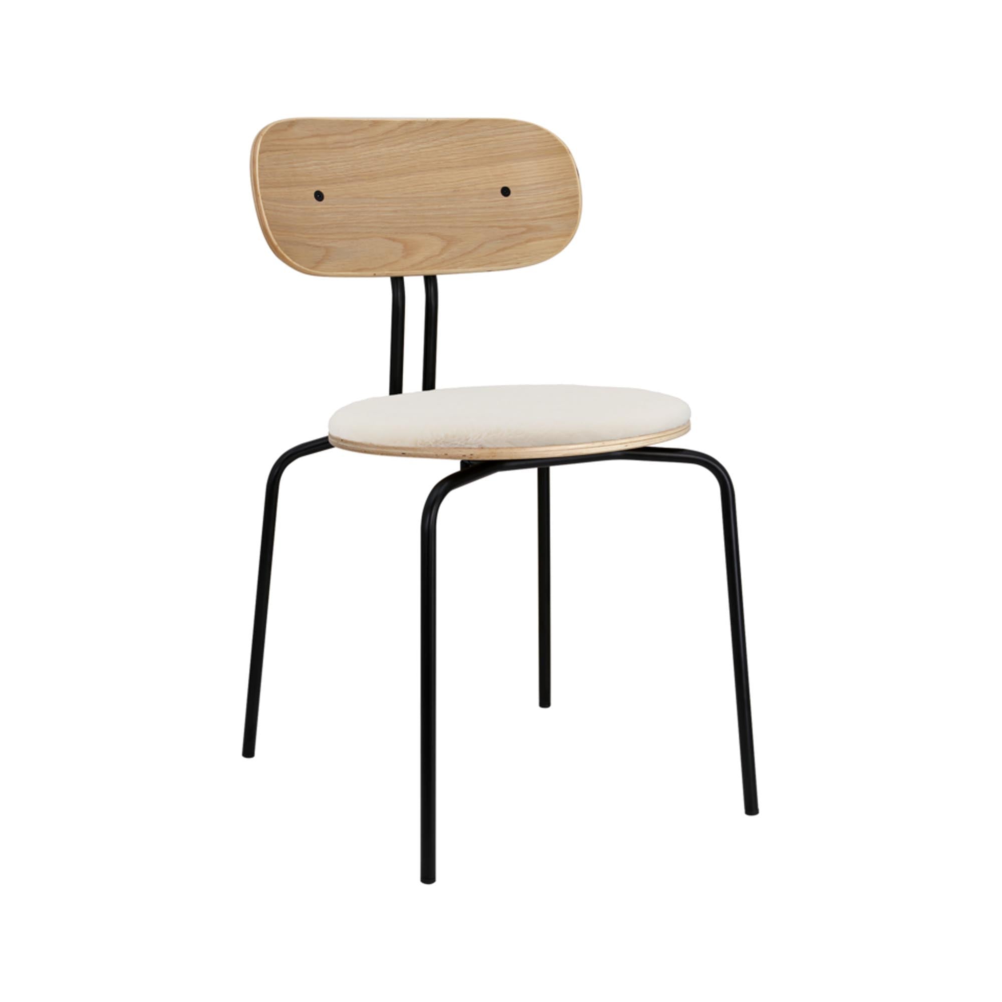 Entdecken Sie den Curious Stuhl gepolstert von Umage: Eleganz, Komfort und hochwertige Materialien vereinen sich in diesem stilvollen Möbelstück.