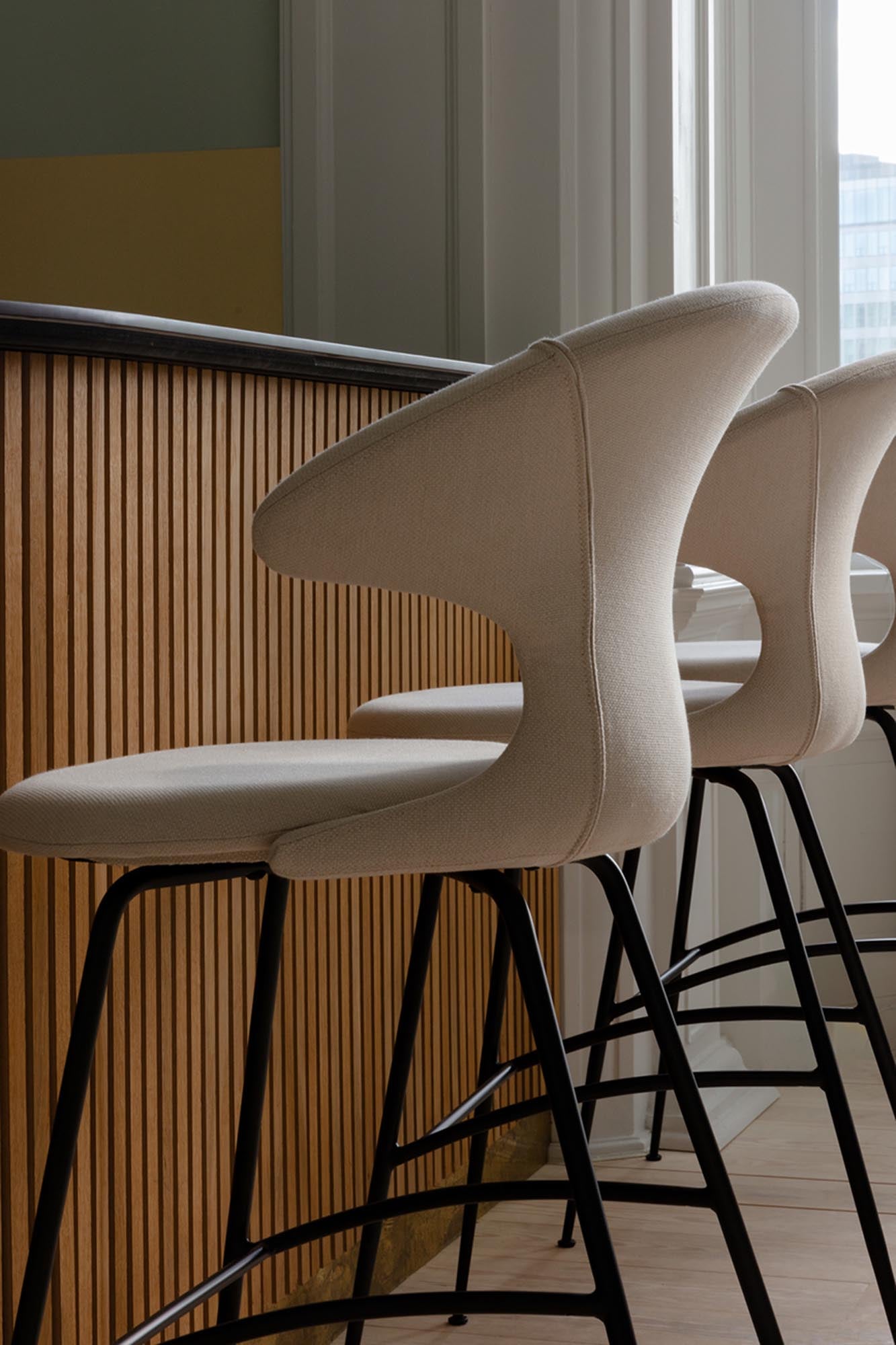 Der Time Flies Barstuhl von Umage vereint modernes Design mit Komfort, ideal für stilvolle Küchen und Bars.