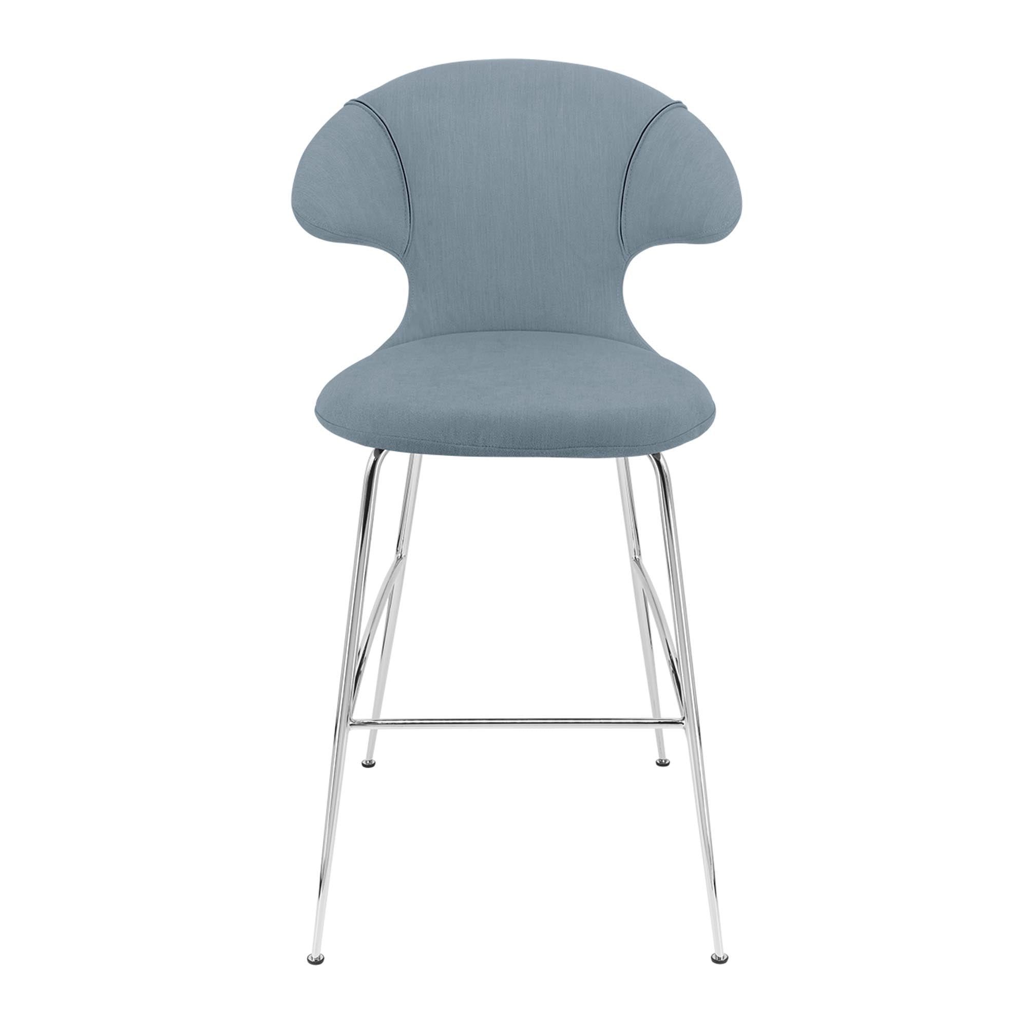 Erleben Sie den Time Flies Barstuhl von Umage – ein stilvolles Möbelstück, das skandinavisches Design und Komfort vereint, ideal für jede moderne Einrichtung.