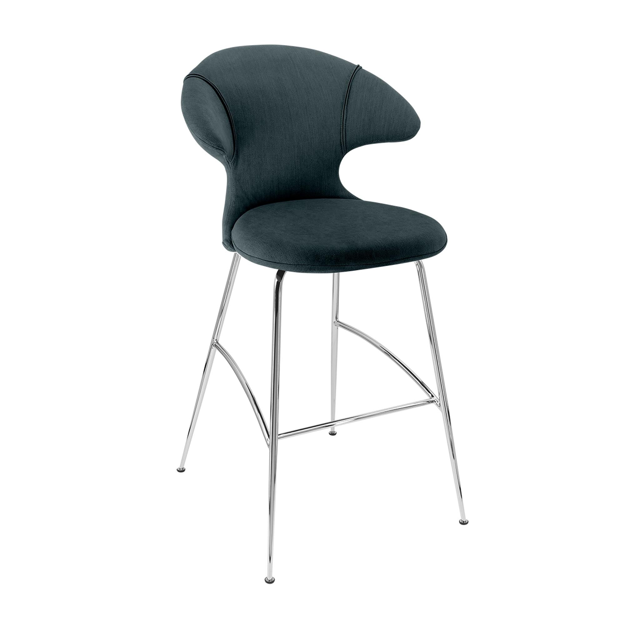 Erleben Sie den Time Flies Barstuhl von Umage – ein stilvolles Möbelstück, das skandinavisches Design und Komfort vereint, ideal für jede moderne Einrichtung.