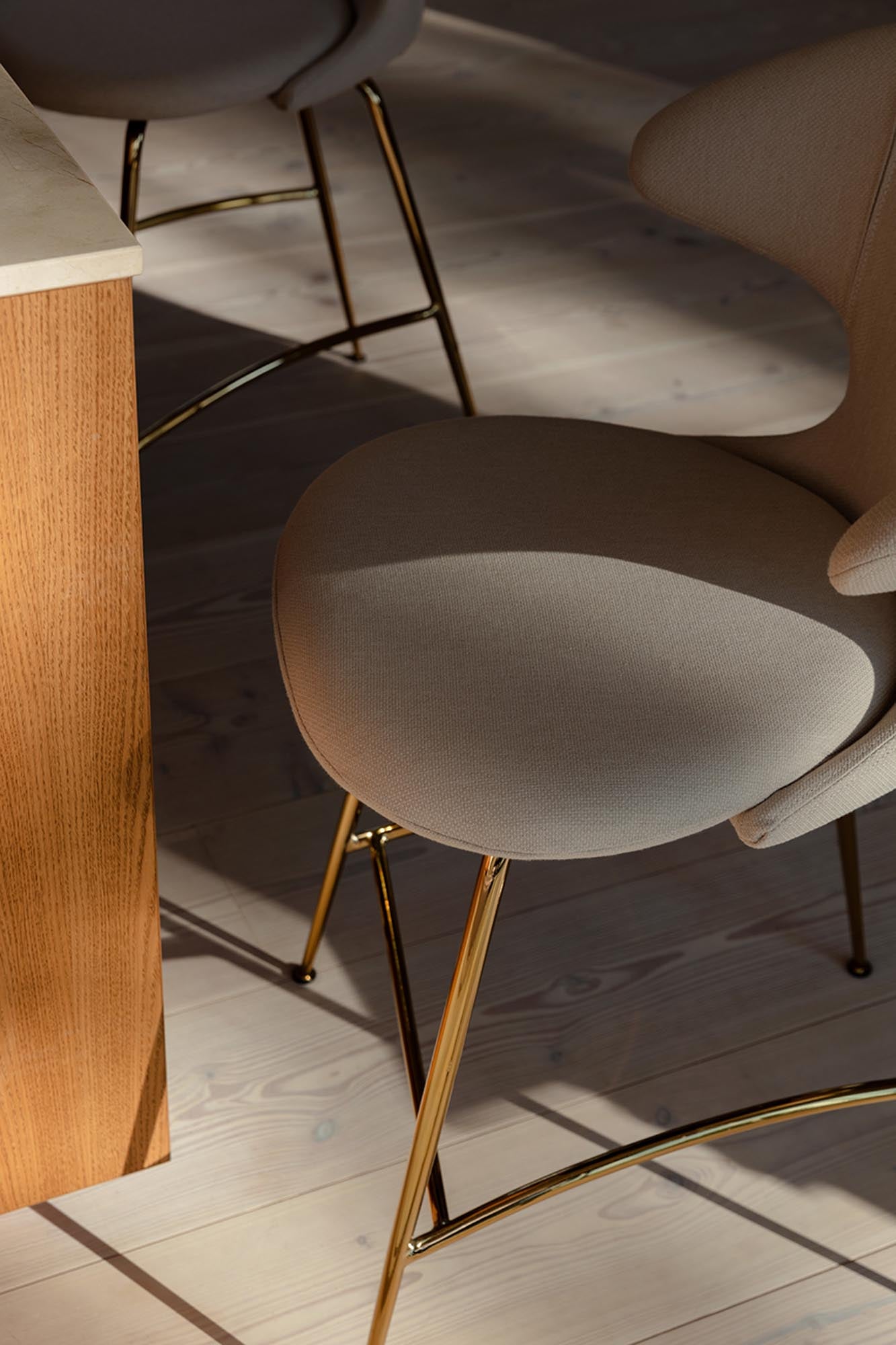 Eleganter Thekenhocker mit künstlerischem Design, flexibler Polsterung und nachhaltigen Materialien für stilvolle Gespräche.