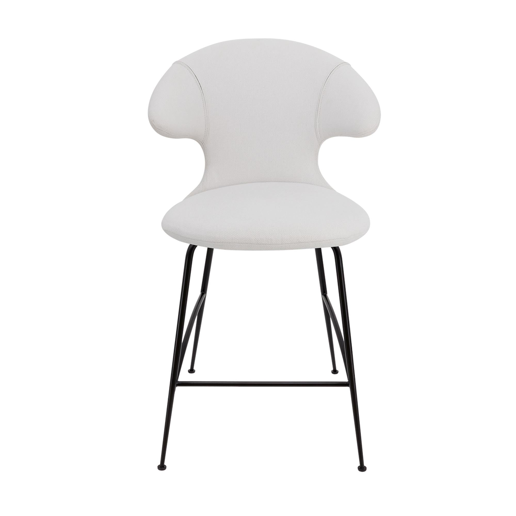 Entdecken Sie den Time Flies Counter Stuhl von Umage – eine bequeme und stilvolle Sitzgelegenheit für anregende Gespräche und kreative Räume.