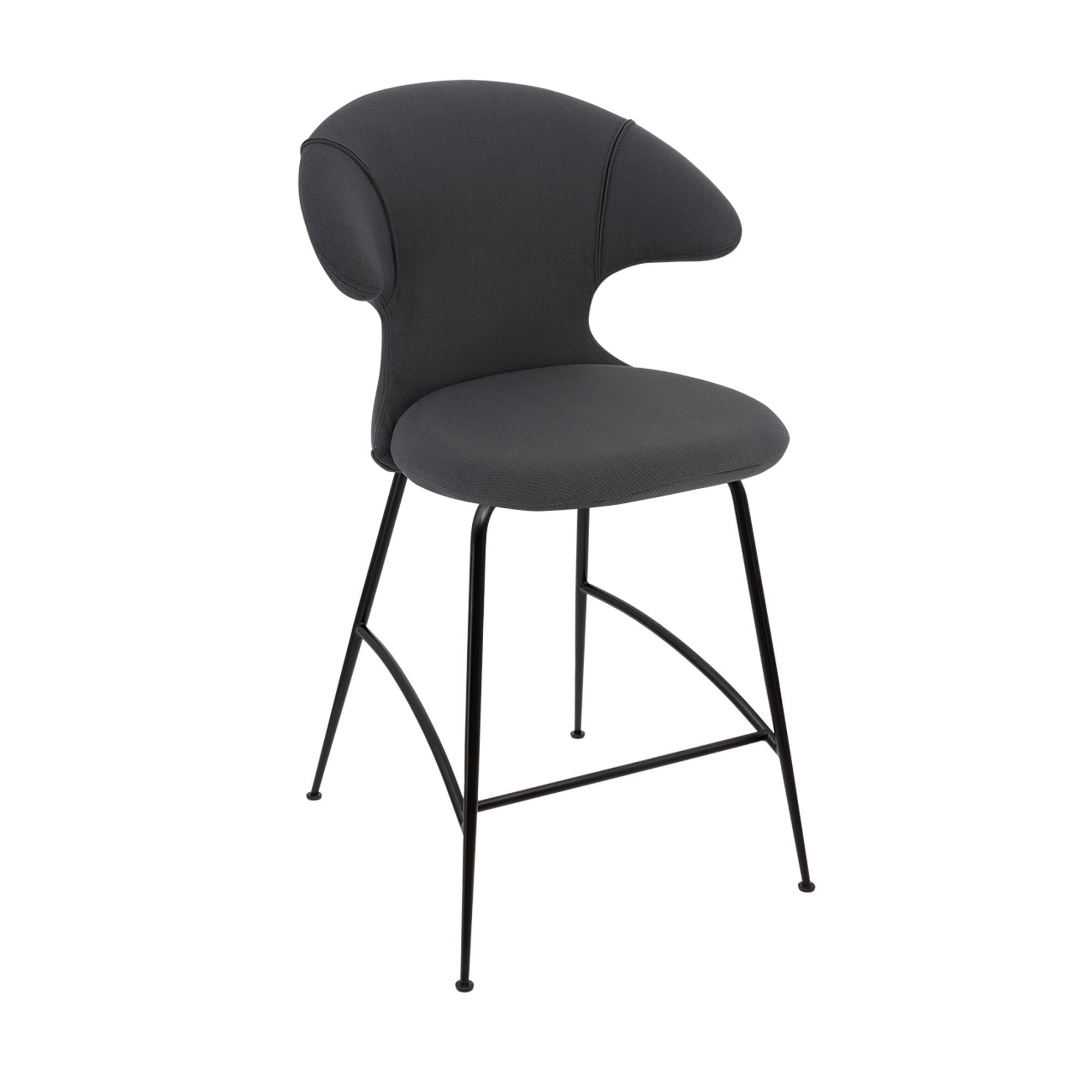 Erleben Sie den Time Flies Counter Stuhl von Umage: Eine stilvolle, bequeme Sitzgelegenheit mit anpassbarer Polsterung und nachhaltigem Design.