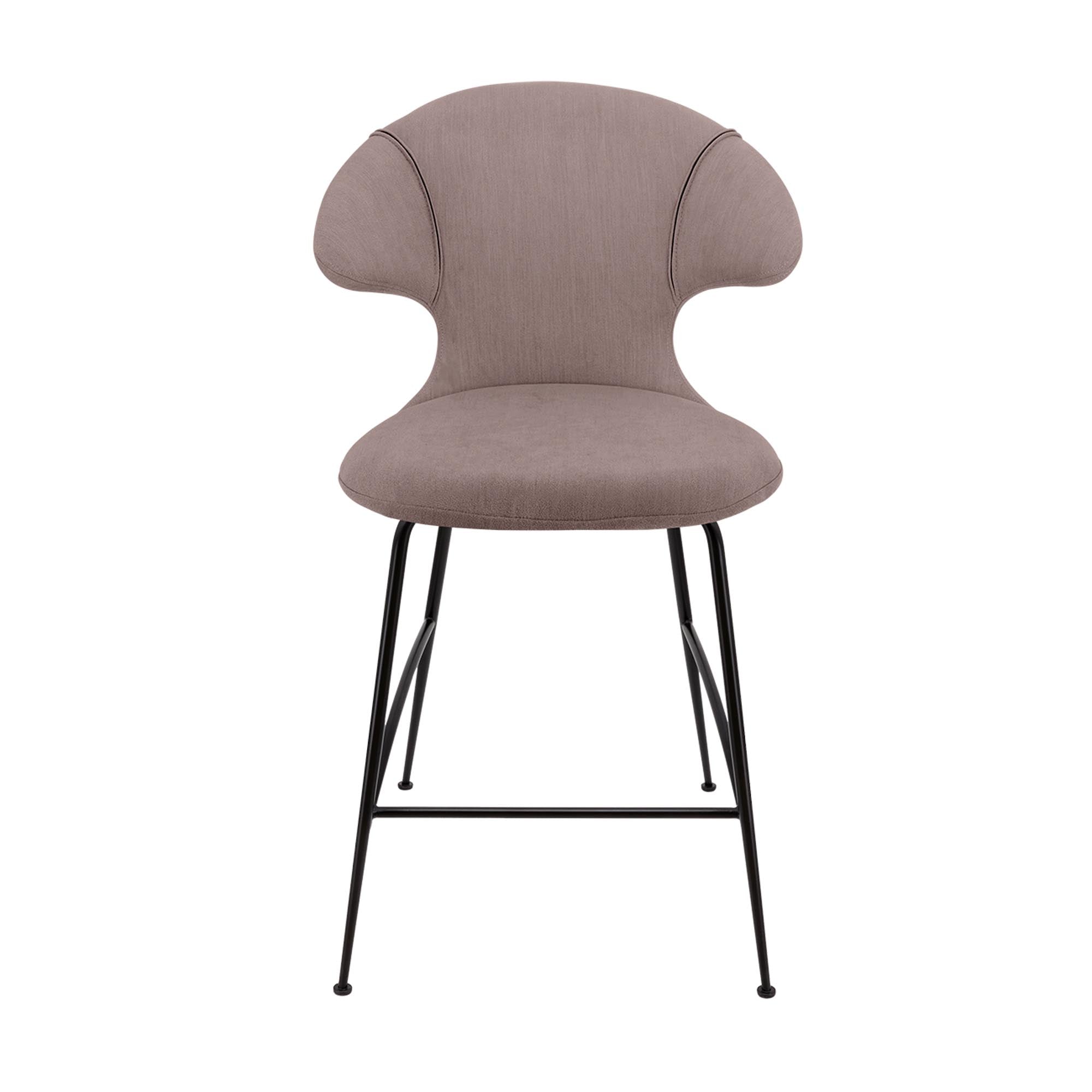 Entdecken Sie den Time Flies Counter Stuhl von Umage – eine bequeme und stilvolle Sitzgelegenheit für anregende Gespräche und kreative Räume.