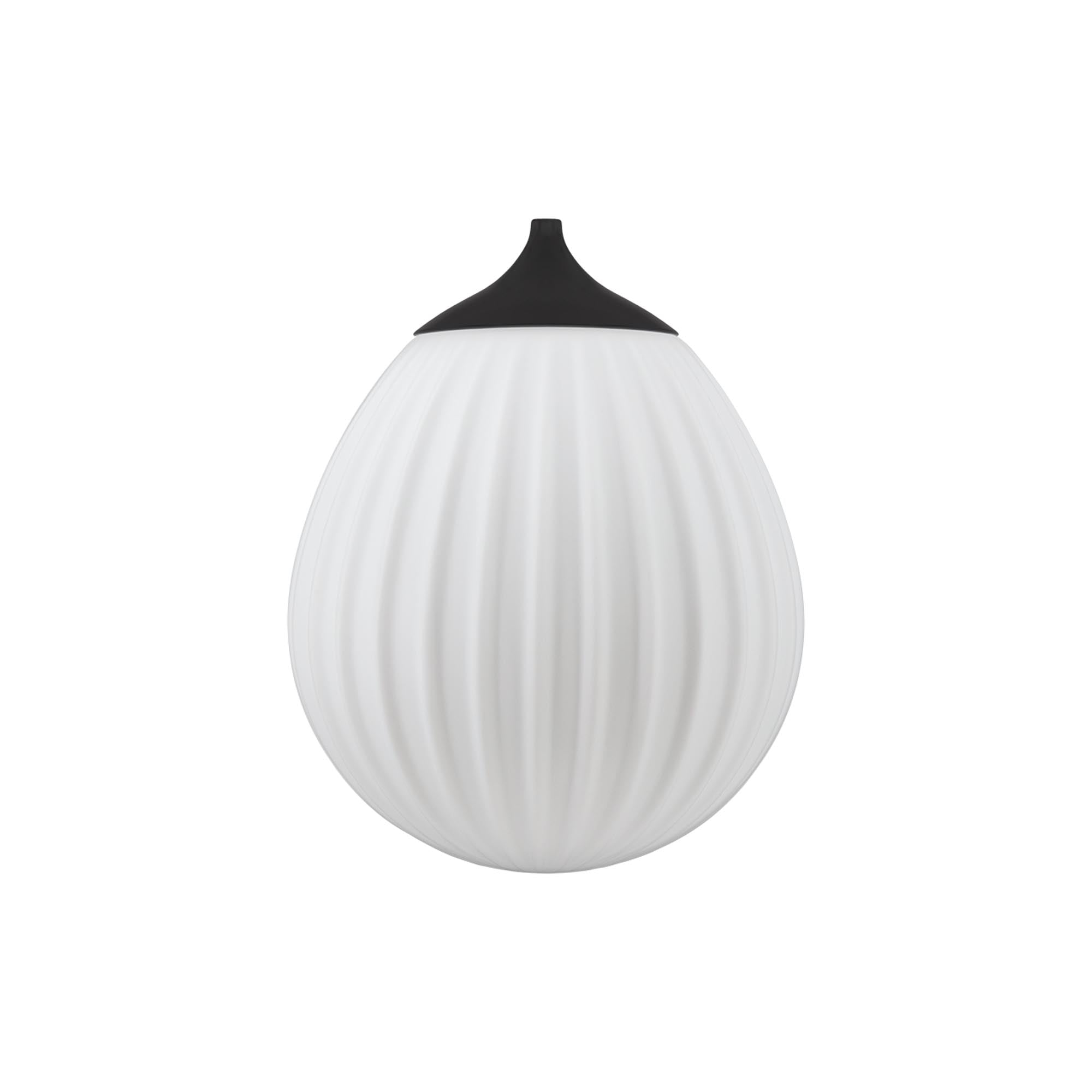 Die "Around the World" Pendelleuchte von Umage aus mundgeblasenem Opalglas, inspiriert von Jules Verne, ist ein elegantes Highlight für jedes Zuhause.