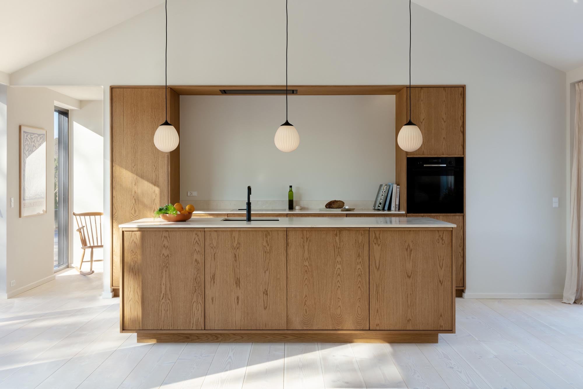 Die "Around the World" Pendelleuchte von Umage vereint mundgeblasenes Opalglas und ein einzigartiges Design, das an Heissluftballons erinnert.