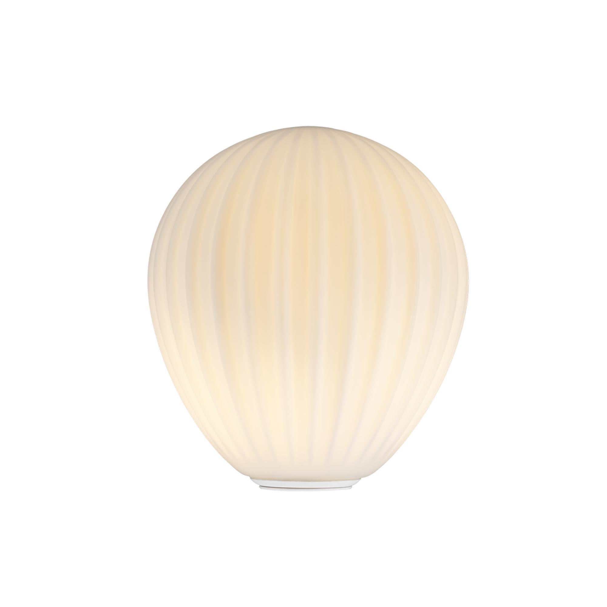 Die "Around the World" Leuchte von Umage, aus mundgeblasenem Opalglas, erinnert an einen Heissluftballon und verleiht jedem Raum eine sanfte Eleganz.