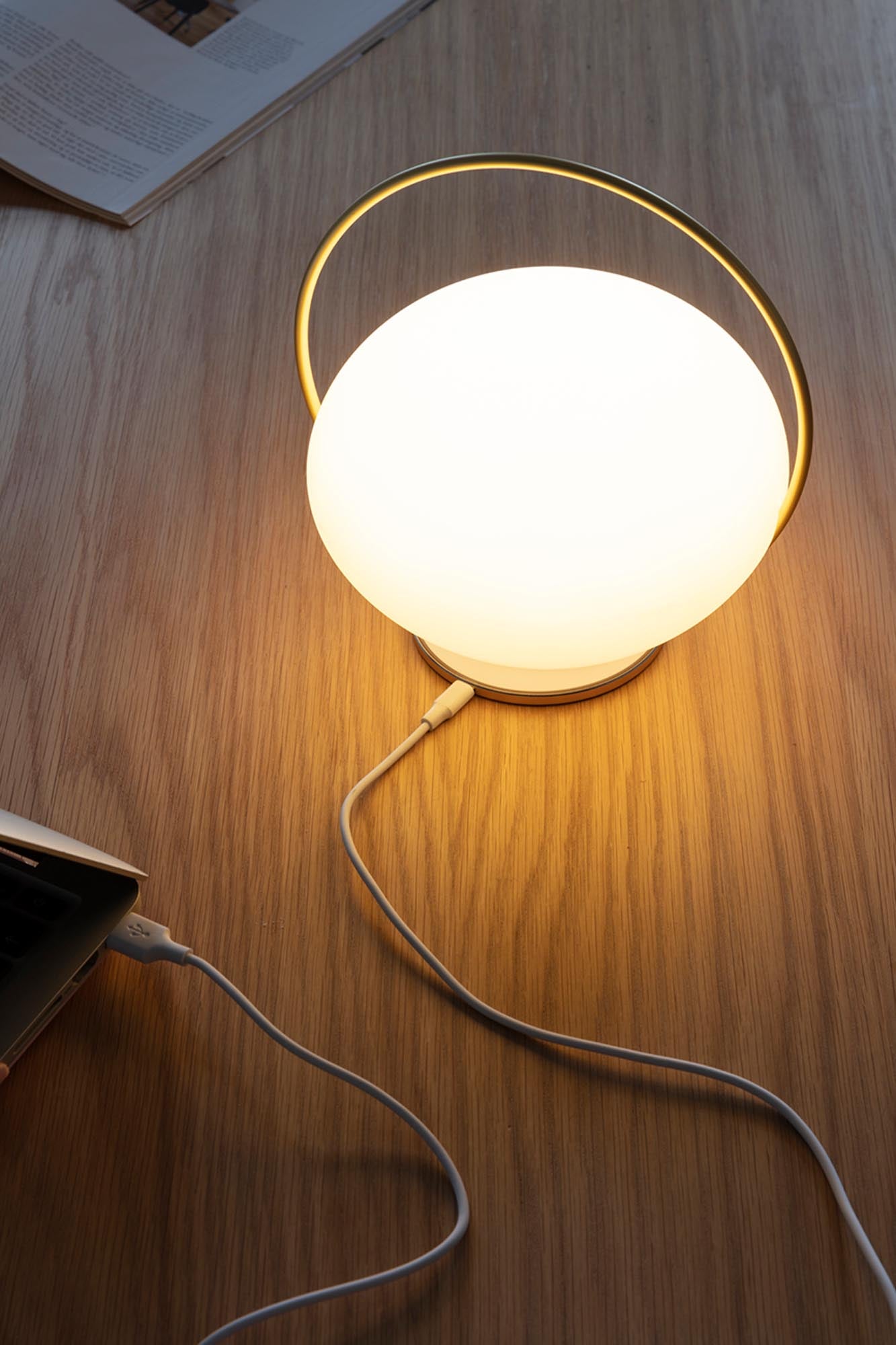 Orbit Tischleuchte von Umage: Elegante, tragbare Lampe inspiriert vom Mond, ideal für drinnen und draußen mit kabellosem Design und vielseitigen Lichtmodi.