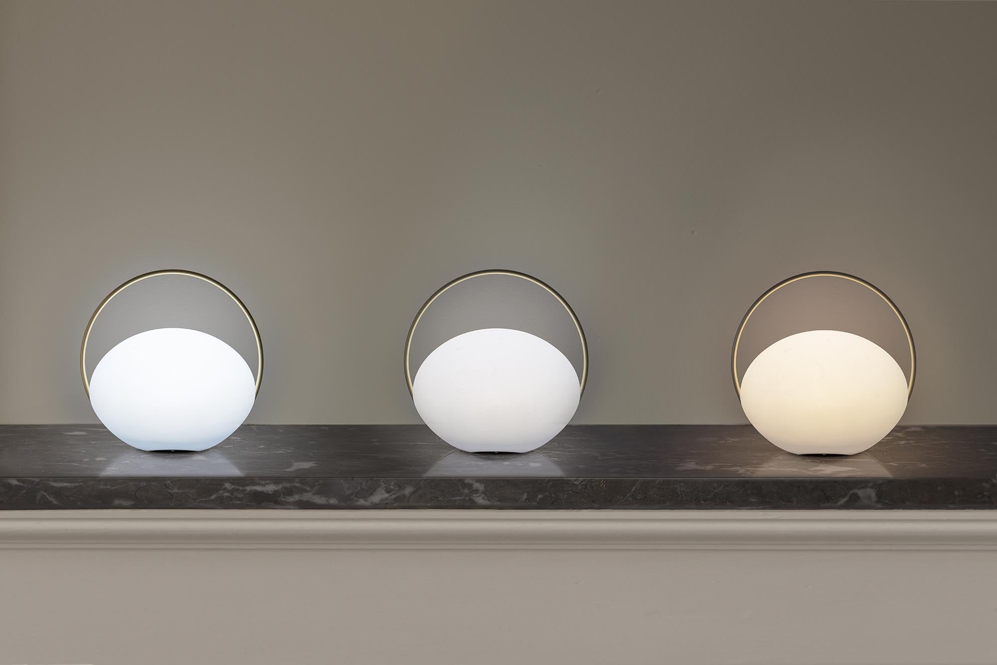 Orbit Tischleuchte von Umage: Elegante Beleuchtung für jedes Ambiente.