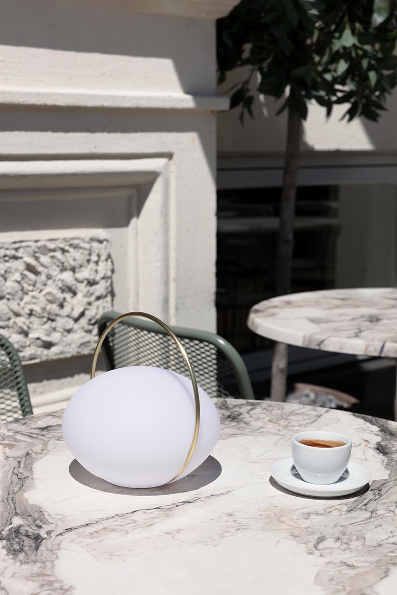 Orbit Tischleuchte von Umage: Tragbare, kabellose Lampe mit elegantem Design und drei Lichtmodi – ideal für drinnen und draußen.