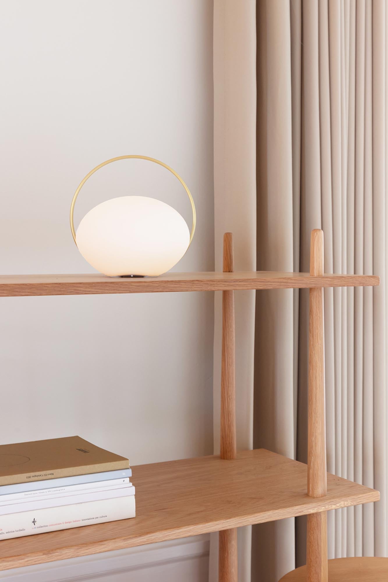 Die Orbit Tischleuchte von Umage vereint mondähnliche Eleganz mit kabelloser Flexibilität. Ideal für drinnen und draußen, mit 20 Stunden Akkulaufzeit.