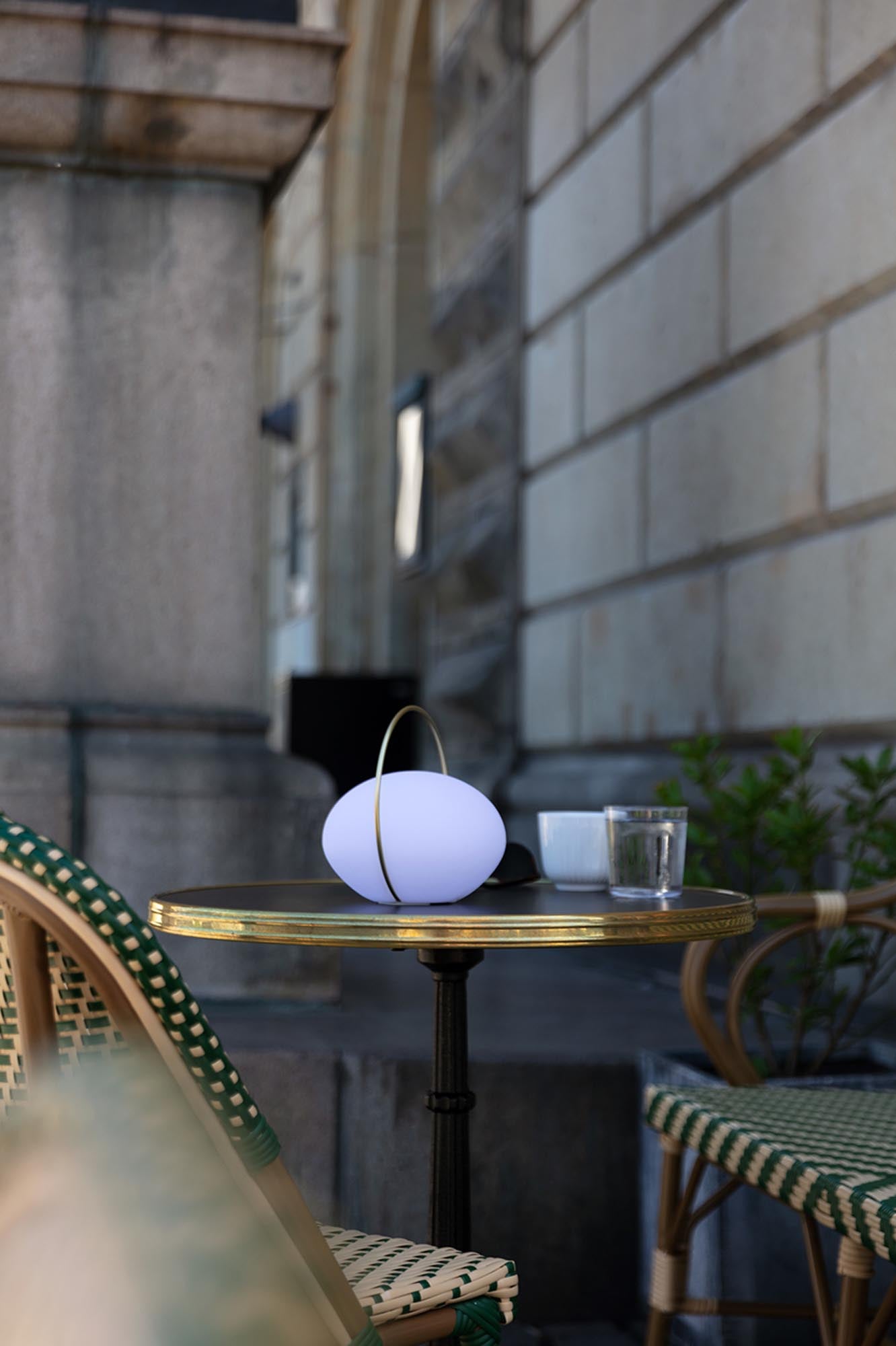 Die Orbit Tischleuchte von Umage strahlt mit ihrem eleganten Design und der kabellosen Funktionalität. Perfekt für jeden Anlass, drinnen und draußen.