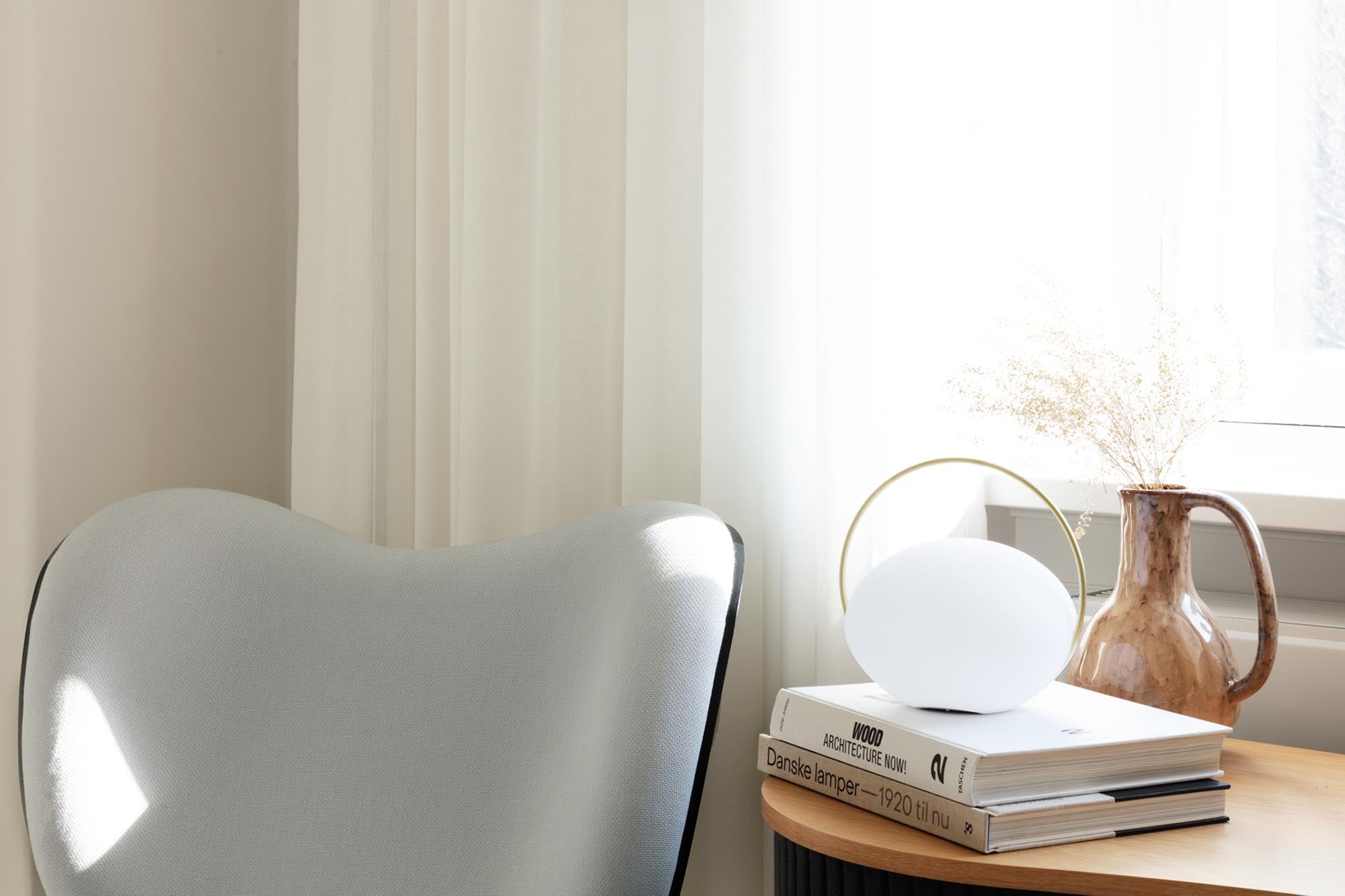 Orbit Tischleuchte: Tragbare, kabellose Lampe mit elegantem Design und drei Lichtmodi. Ideal für drinnen und draußen, inspiriert vom Mond.