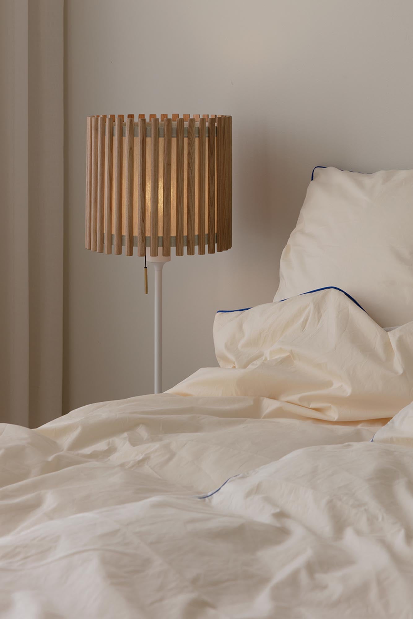 Eleganter Holzlampenschirm Komorebi Circle für stimmungsvolle Beleuchtung.