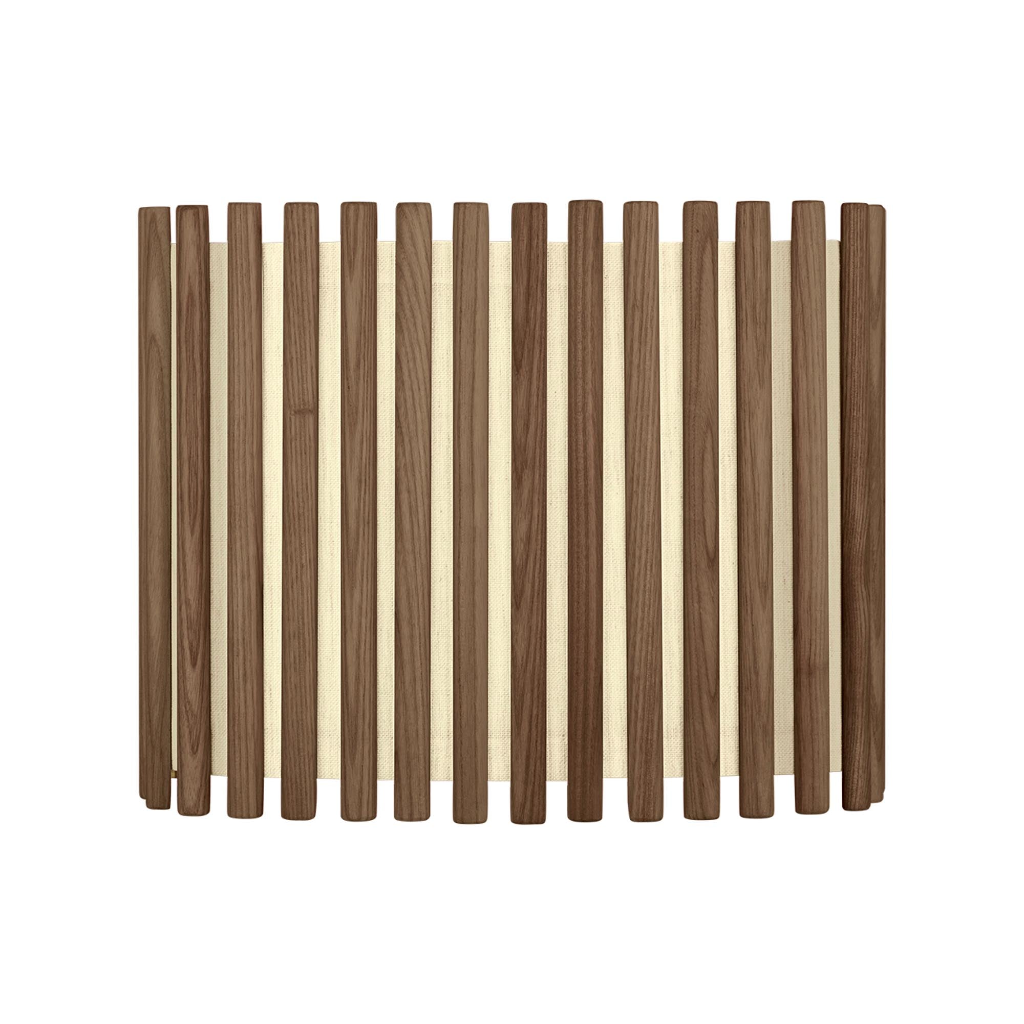 Entdecken Sie den Komorebi rechteckigen Lampenschirm von Umage – eine harmonische Verbindung aus Holzlamellen und Textil für beruhigende Lichtakzente.