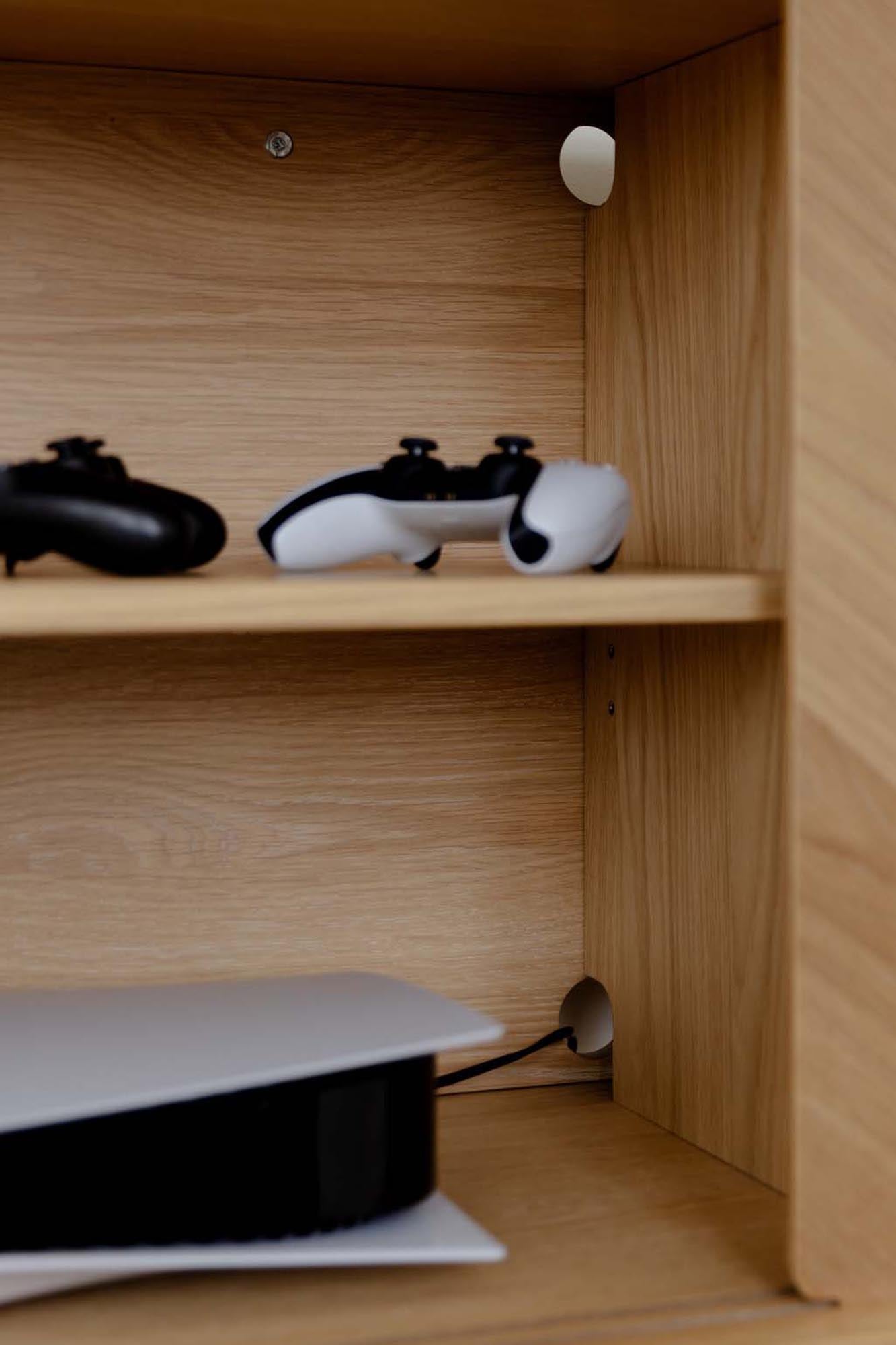 Modernes Italic Sideboard von Umage mit zwei stilvollen Holztüren.