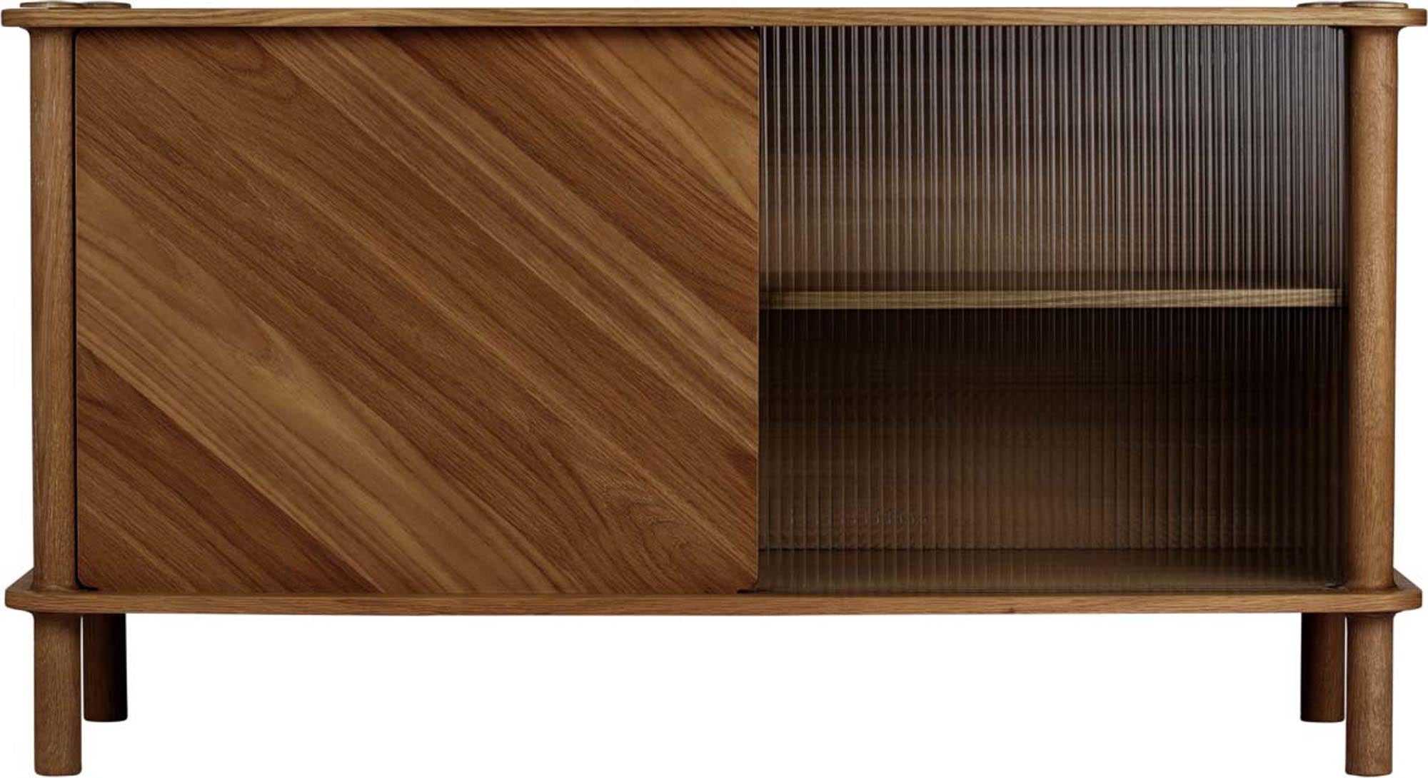 Stilvolles Italic Sideboard von Umage: Hochwertige Eiche trifft auf modernes Design mit Glastür – ideal für jeden Raum.