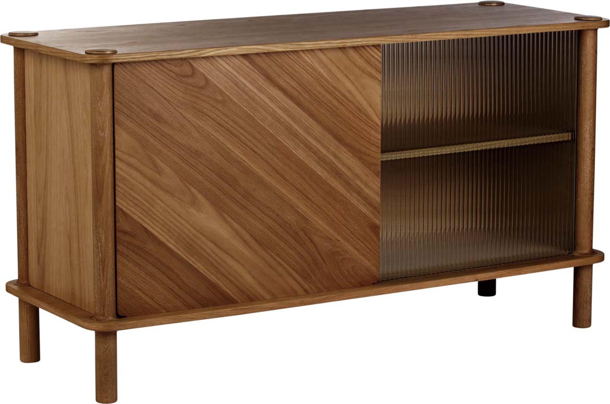 Elegantes Italic Sideboard von Umage: Kombination aus robuster Holztür und stilvoller Glastür – perfekt für modernes Wohnen und vielseitige Nutzung.