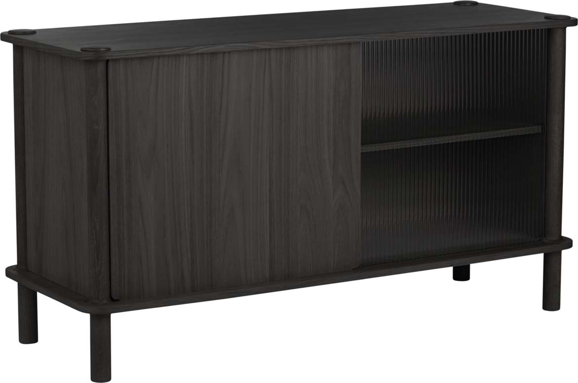 Elegantes Italic Sideboard von Umage mit harmonischer Kombination aus robuster Holztür und stilvoller Glastür für Ihr Zuhause.