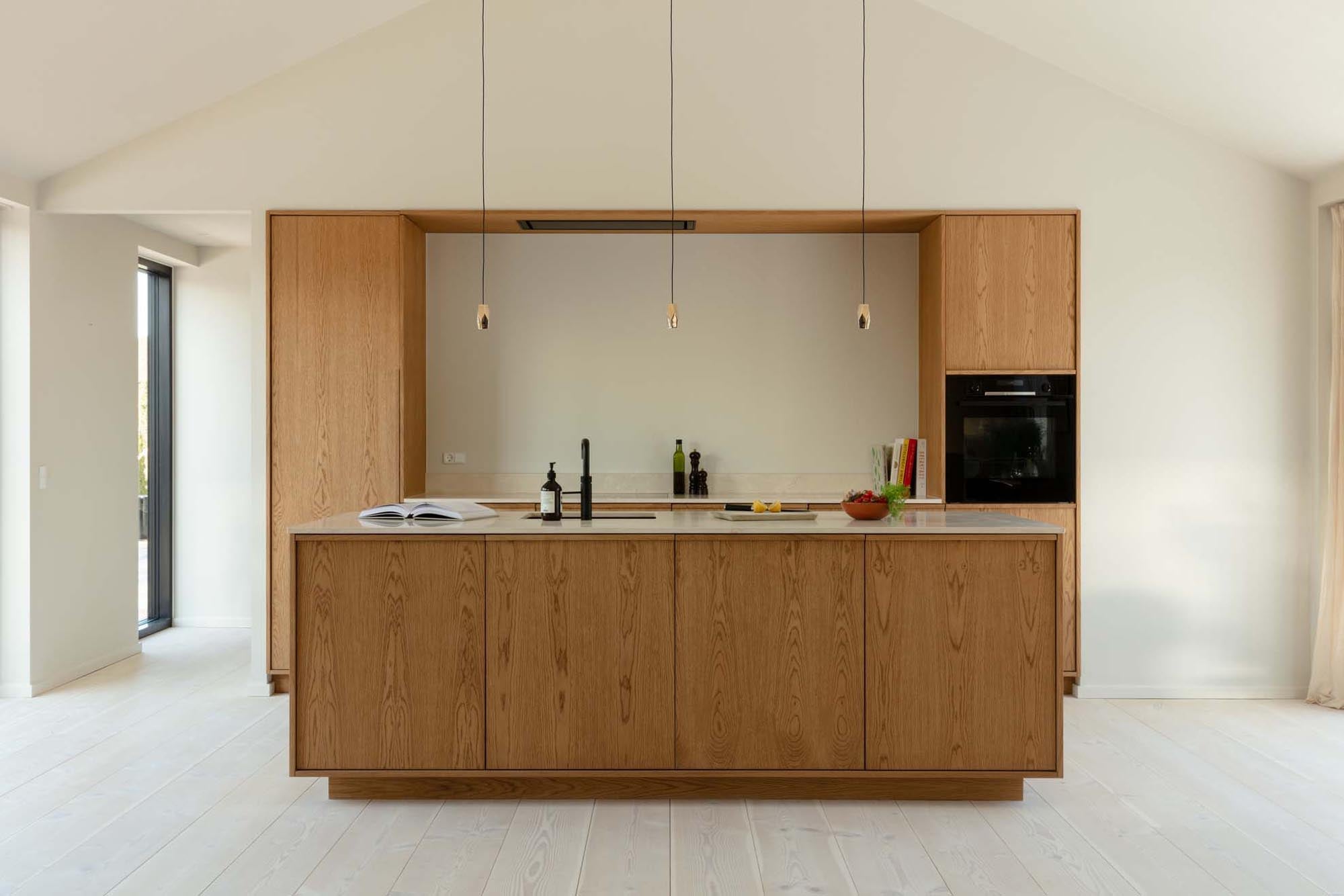 Stilvoller Lampenschirm aus Messing, der mit geometrischem Design und natürlicher Patina Ihr Zuhause erhellt.