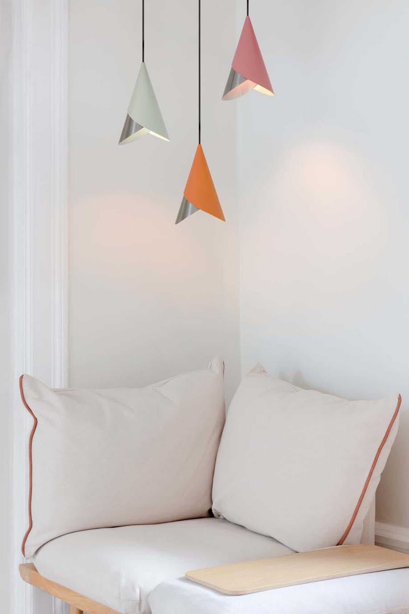 Entdecken Sie den Cornet Lampenschirm von Umage – ein elegantes, anpassbares Lichtobjekt in 16 trendigen Farben für jeden Raum.