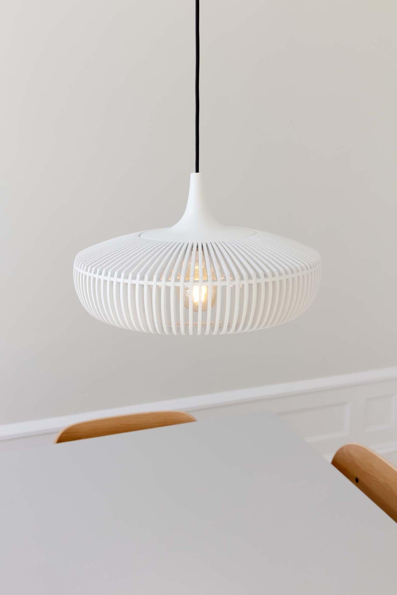 Eleganter Clava Dine Holzlampenschirm: Präzise Lamellen aus Eschen- und Eichenfurnier, skulpturales Design, faszinierendes Lichtspiel.