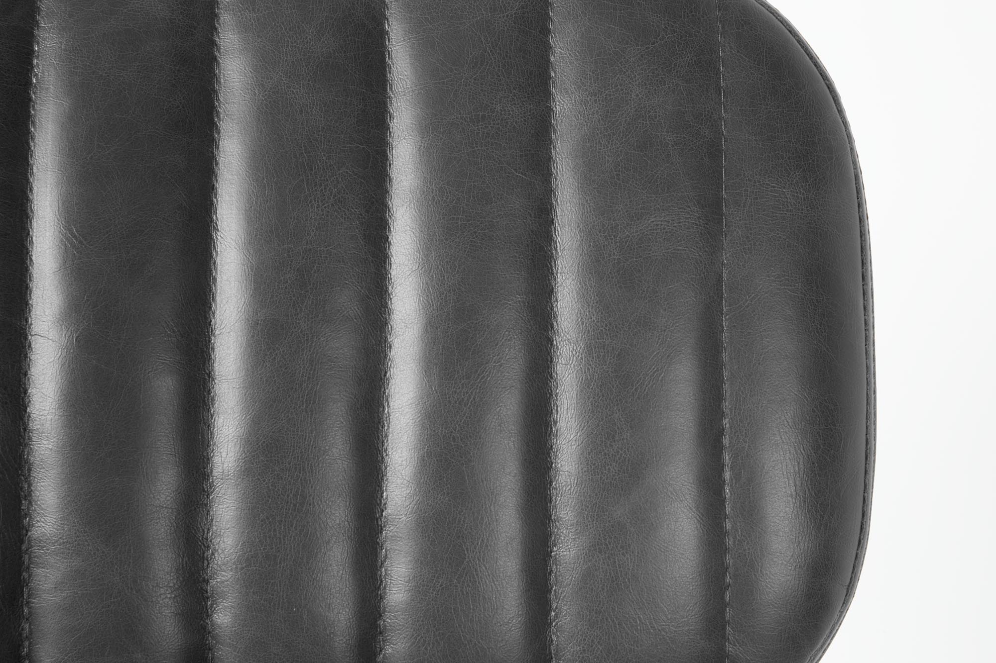 Entdecken Sie den Stuhl JAKE WORN von White Label Living – eine harmonische Kombination aus langlebigem Eichenholz und elegantem Kunstleder für modernes Wohnen.