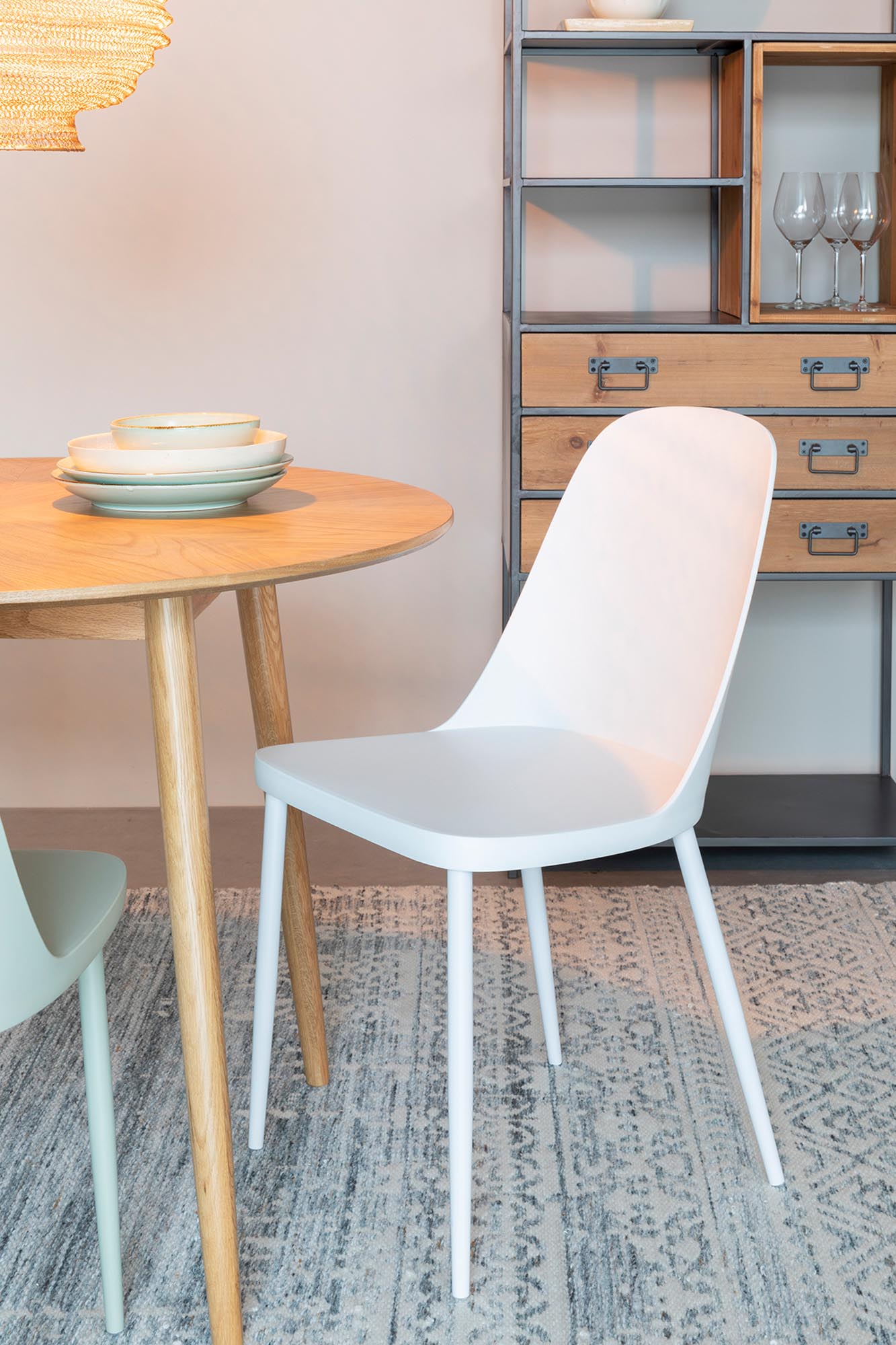 Stuhl PIP: Stilvolle Sitzgelegenheit für zeitgemässe Wohnräume.