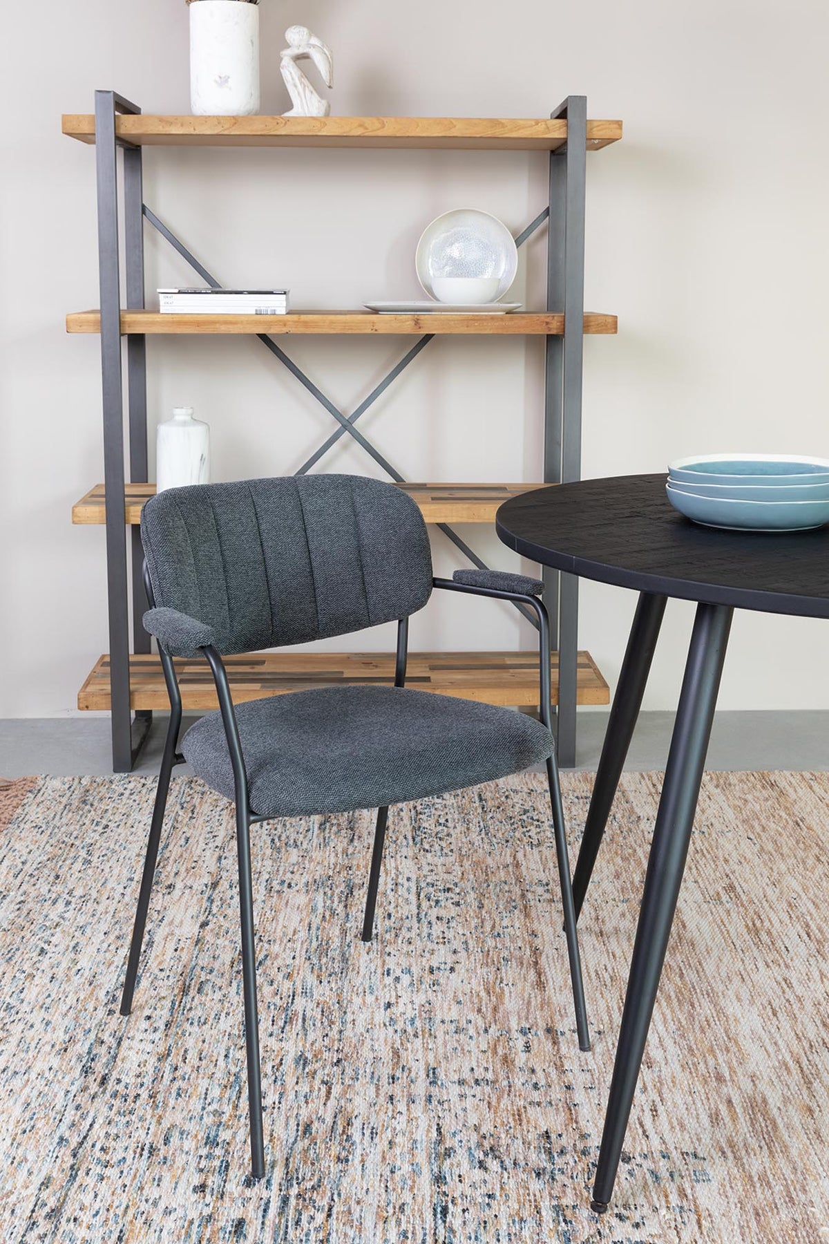 Stuhl Jolien gepolstert V1 in Schwarz/Dunkelgrau präsentiert im Onlineshop von KAQTU Design AG. Stuhl ist von White Label Living