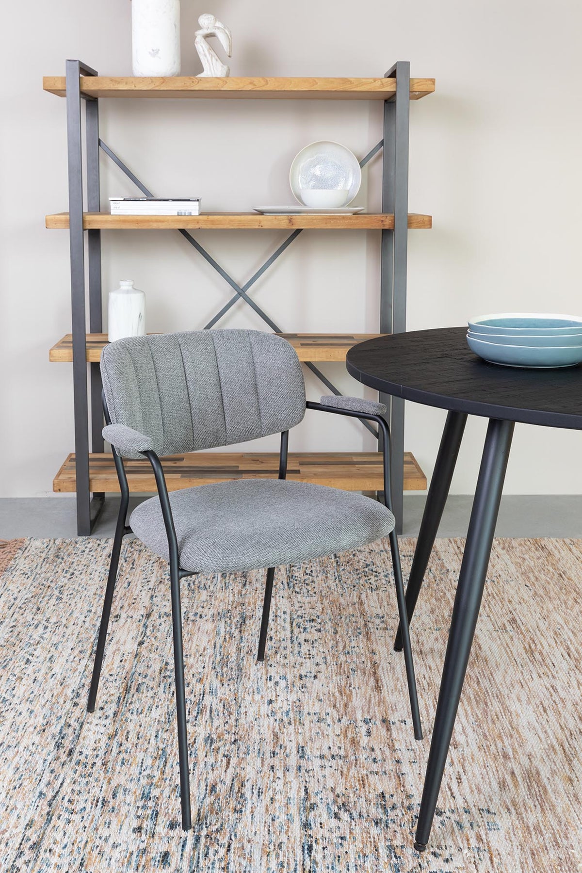 Stuhl Jolien gepolstert V1 in Schwarz/Hellgrau präsentiert im Onlineshop von KAQTU Design AG. Stuhl ist von White Label Living