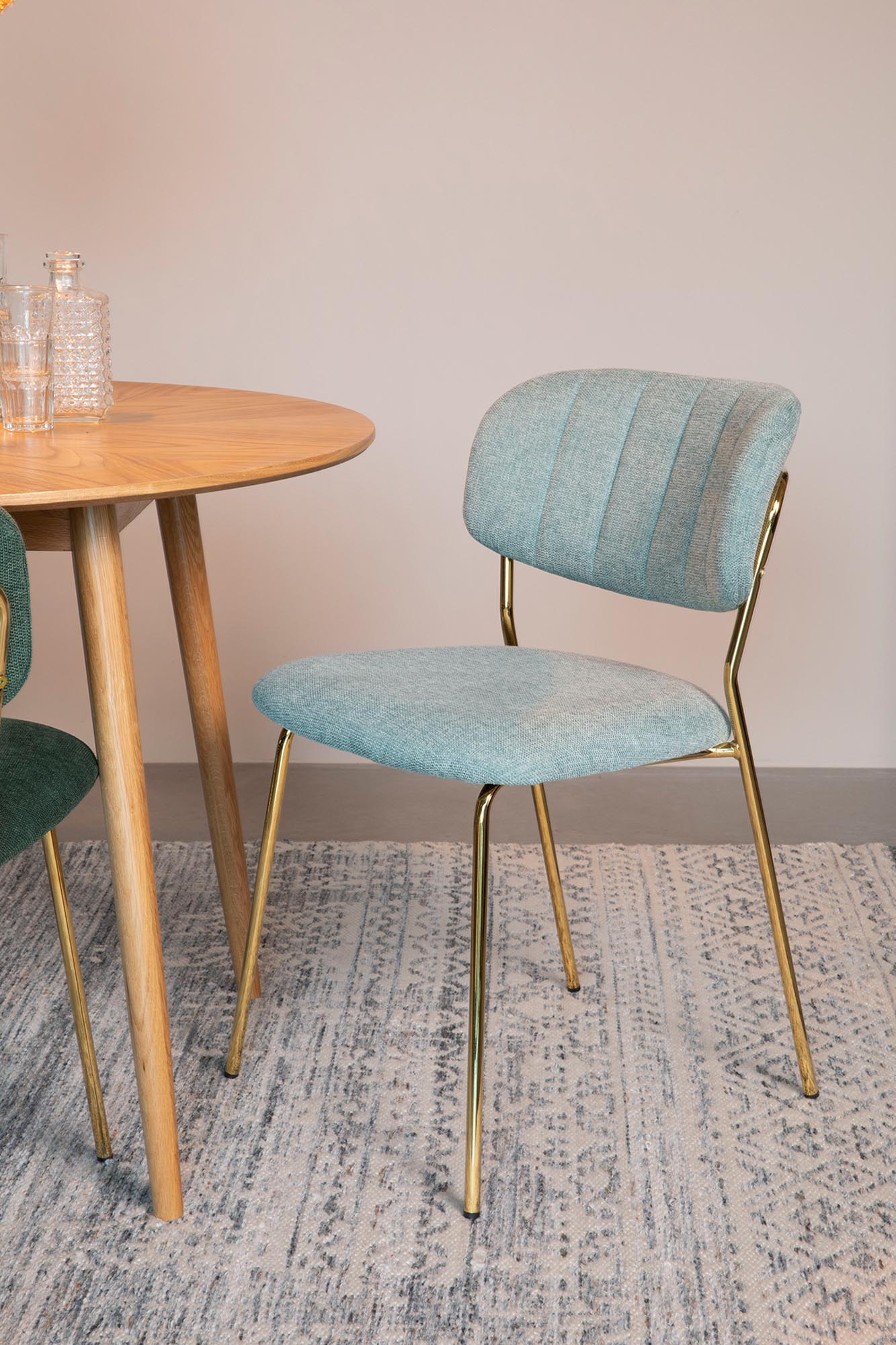 Entdecken Sie den gepolsterten Stuhl Jolien V1 von White Label Living – eine elegante Ergänzung für Ihr Zuhause, die Komfort und Stil vereint.