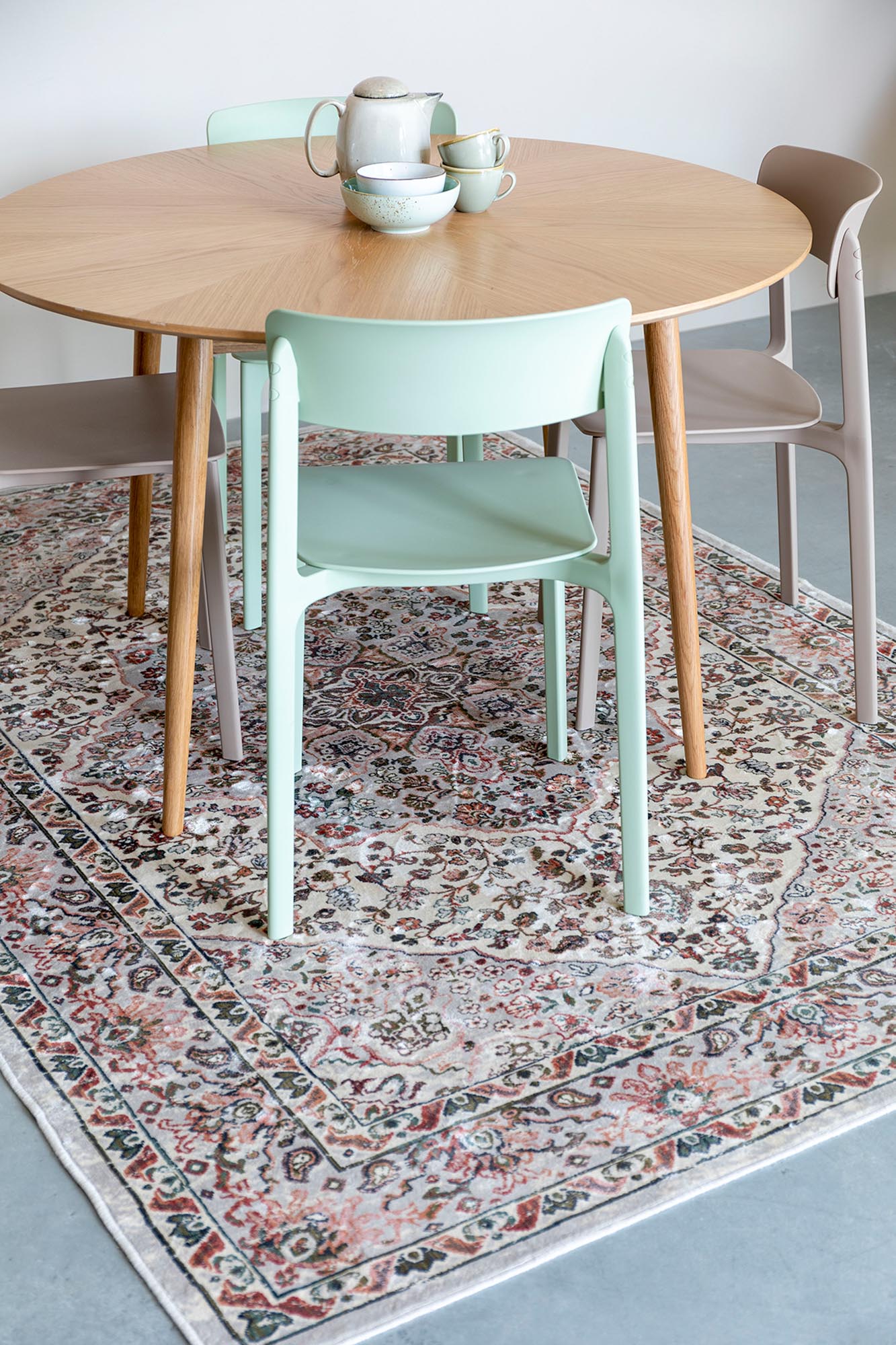 Der Stuhl Clive von White Label Living vereint modernes Design mit hohem Sitzkomfort. Ideal für Esszimmer und Home Office, passt er perfekt in jedes Zuhause.