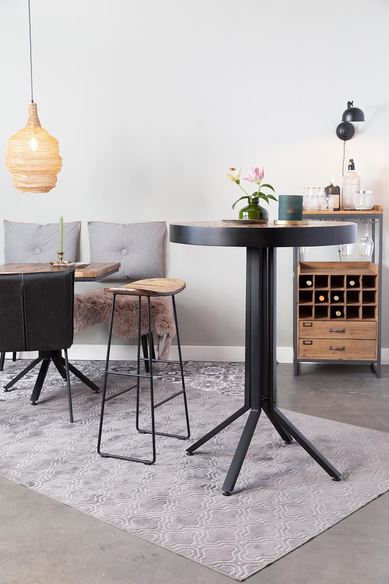 Der Barstuhl TANGLE von White Label Living besticht durch modernes Design und hohen Sitzkomfort – ideal für stilvolle Küchen und Bars.