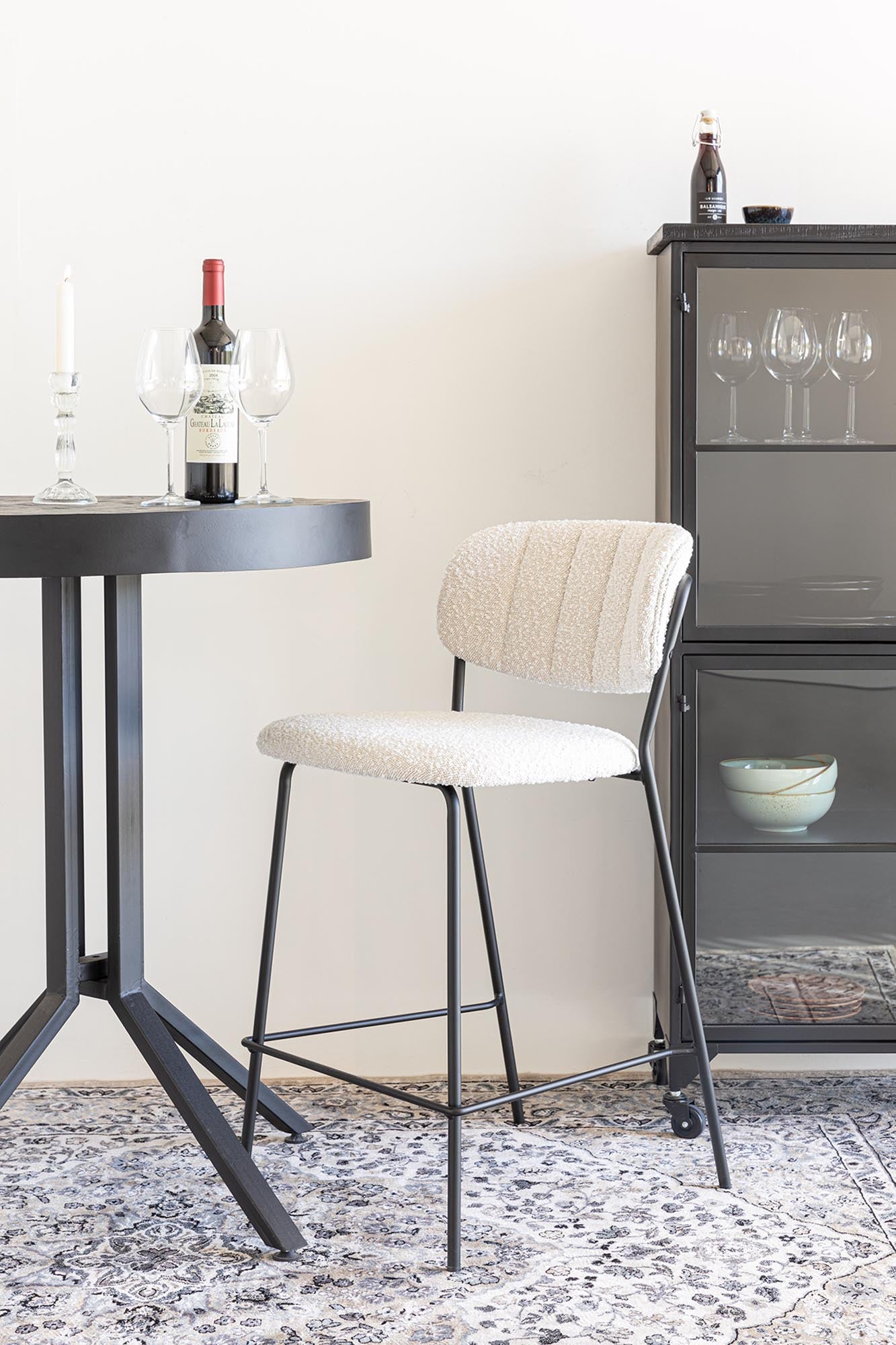 Gepolsterter Barstuhl Jolien: Ergonomisch, langlebig und in individuellen Farben für stilvolle Akzente in Ihrer Bar oder Küche.