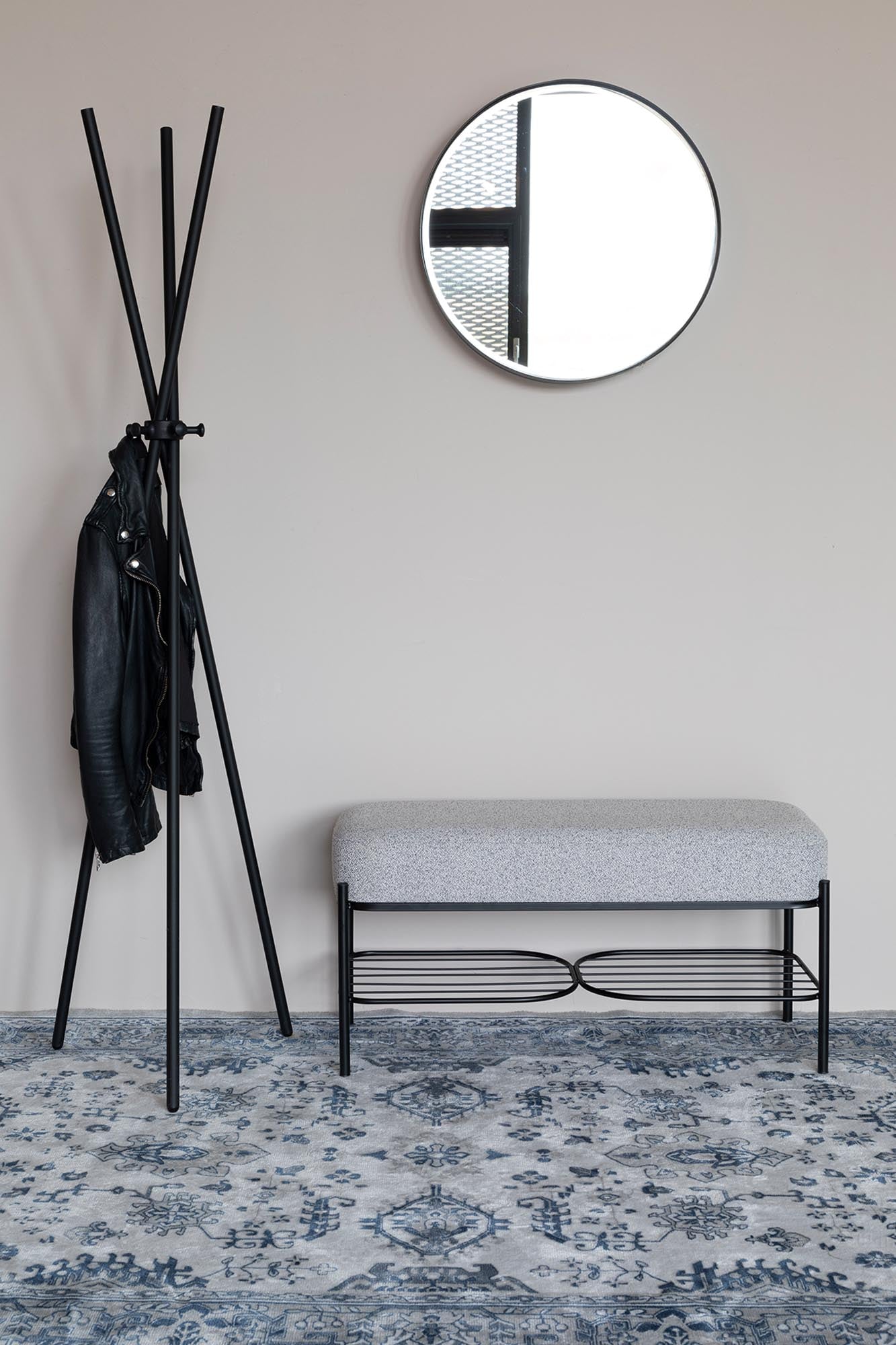 Entdecken Sie die elegante Bank MILOU von White Label Living – ein zeitloses Möbelstück aus hochwertigem Holz, ideal für gesellige Runden.