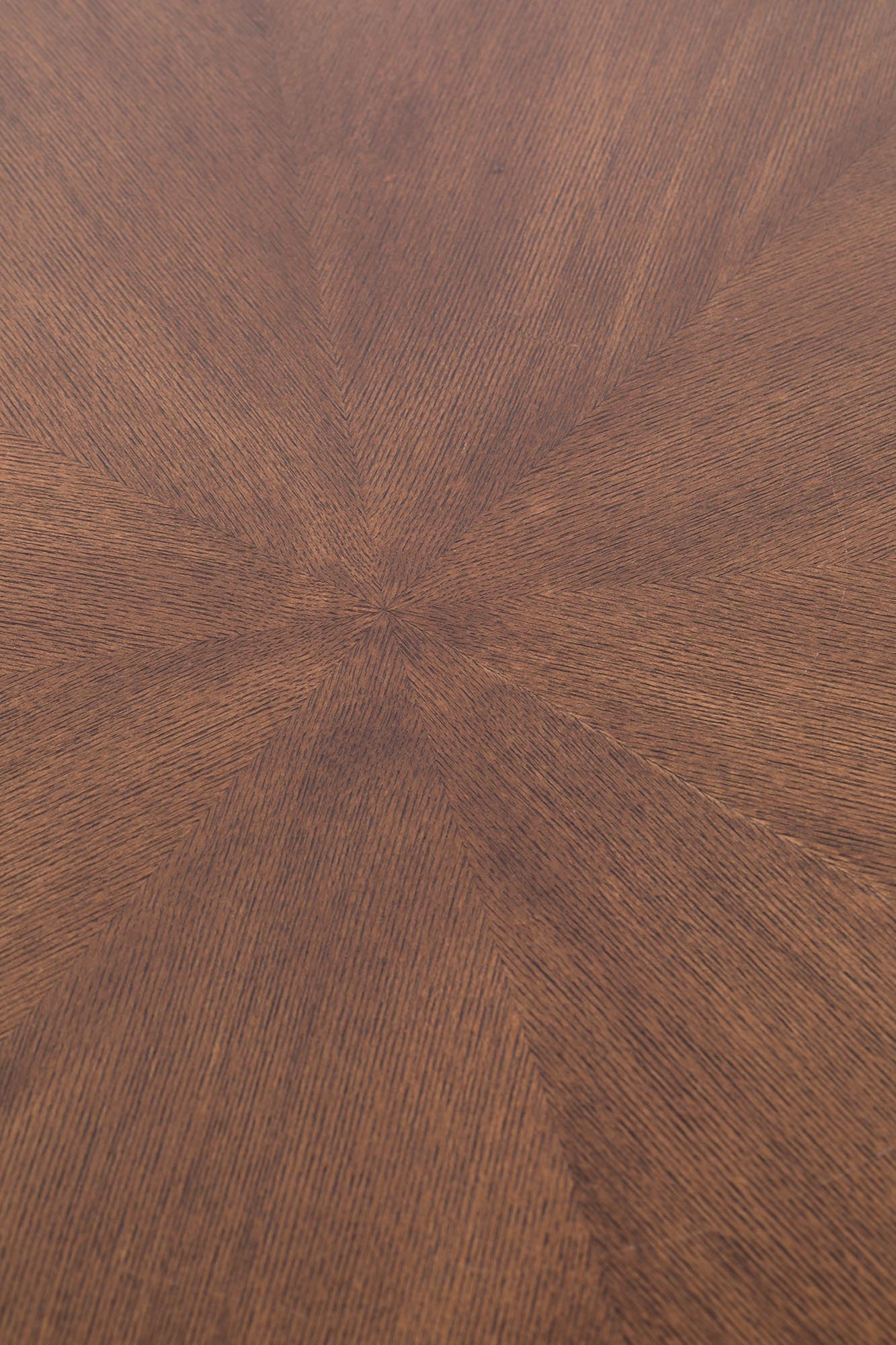 Entdecken Sie den stilvollen runden Tisch DENISE von White Label Living – perfekt für gesellige Esszimmermomente und modernes Wohndesign.