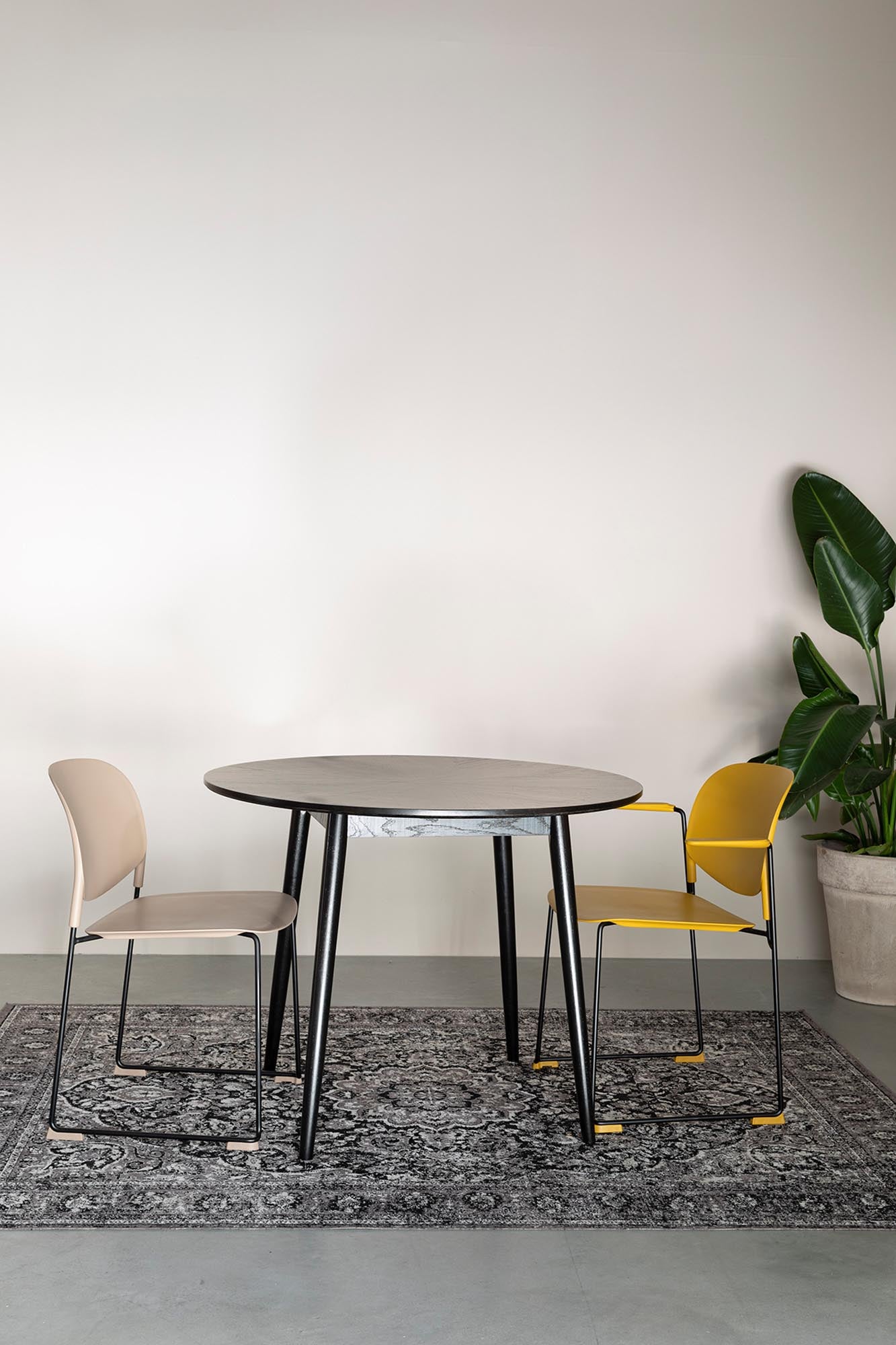 Entdecken Sie den runden Tisch Fabio von White Label Living: Stilvolles Massivholz, ideal für gesellige Runden und ein modernes Ambiente.