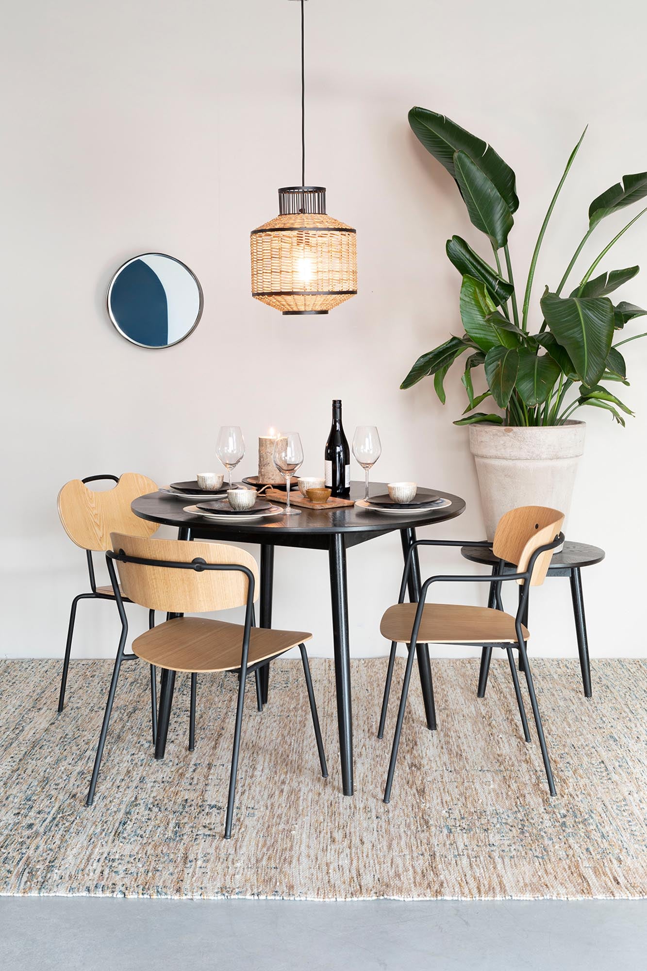 Entdecken Sie den runden Tisch Fabio von White Label Living – ein elegantes Möbelstück, das jedem Raum einen Hauch von Modernität verleiht.