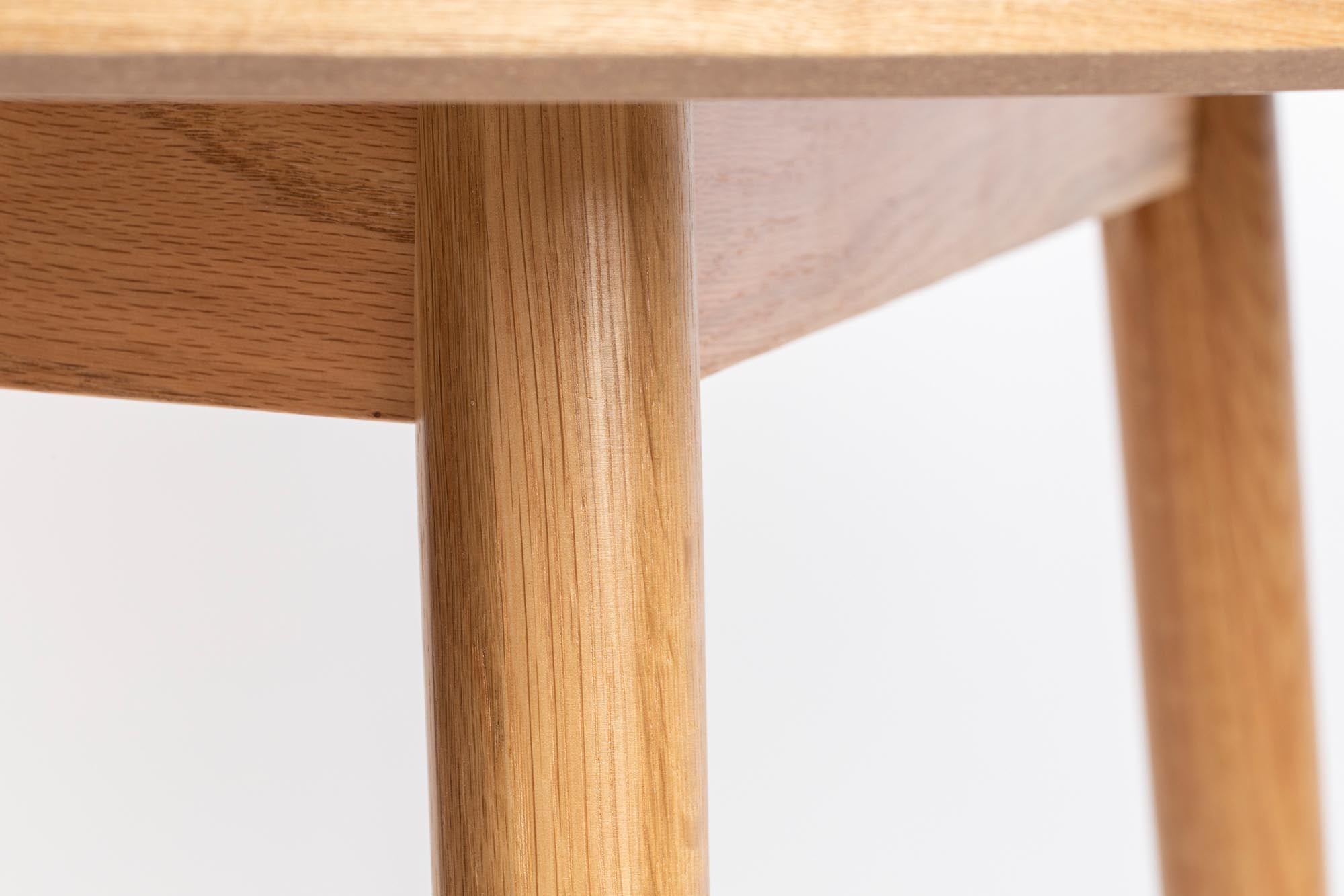 Moderner Esstisch Fabio von White Label Living – elegantes Design aus massivem Eichenholz für gesellige Abende und zeitlose Einrichtung.