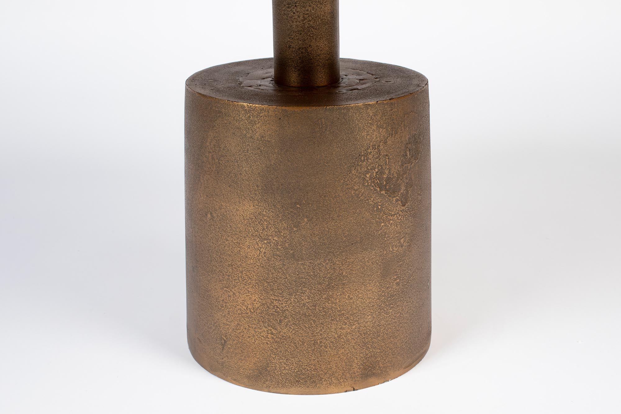 Moderner MASON Beistelltisch von White Label Living in verschiedenen Farben.