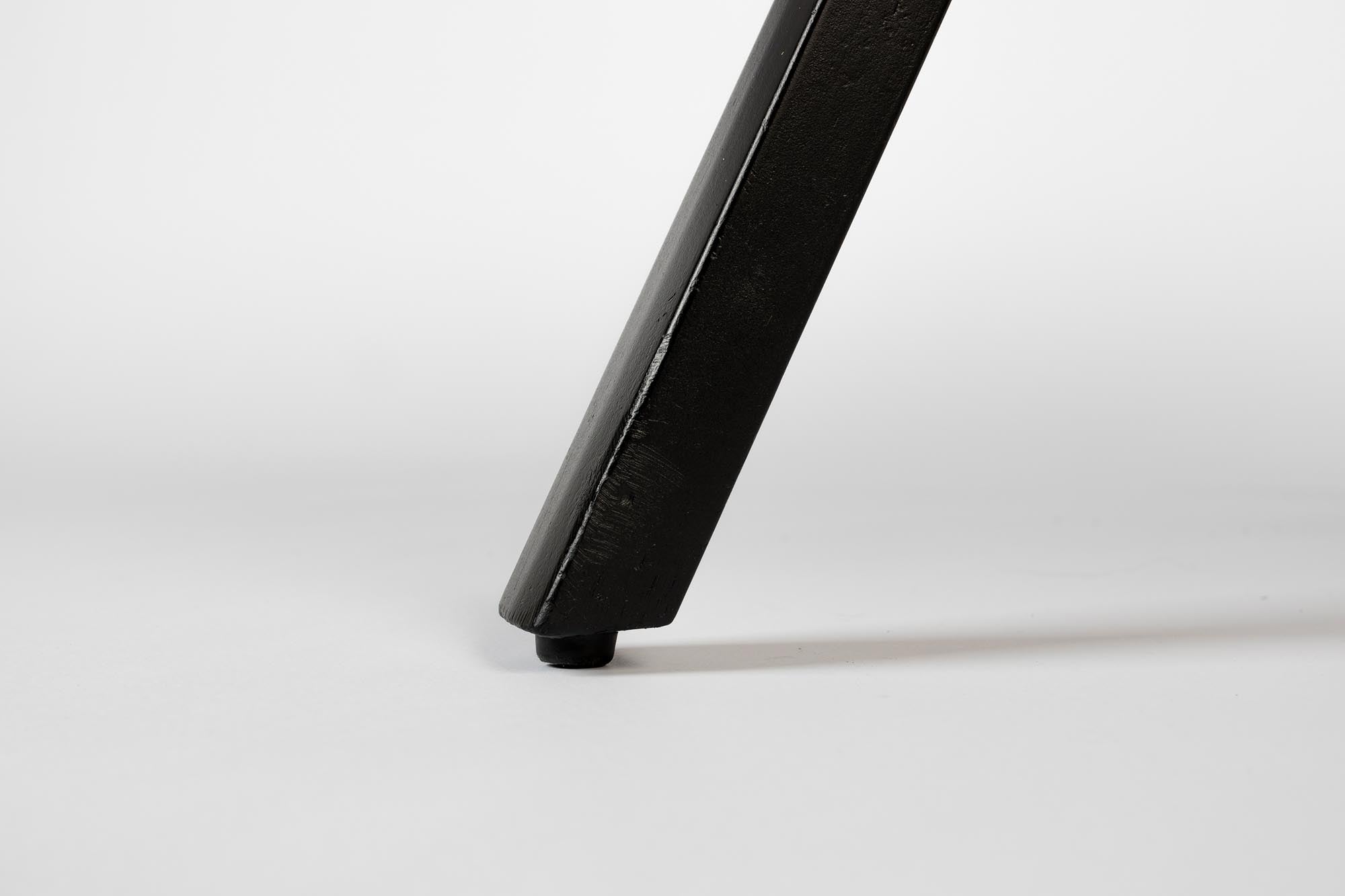 Eleganter Beistelltisch SURI: MDF-Tischplatte, pulverbeschichtete Metallbeine, vielseitig, modern, in Weiss, Schwarz oder Holzton.