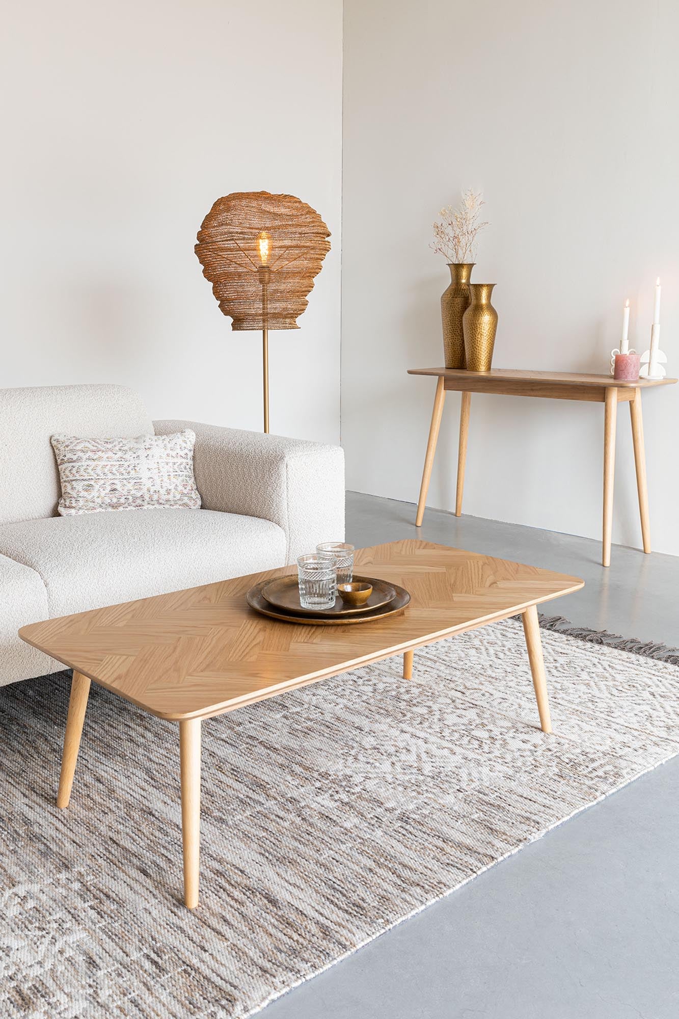 Entdecken Sie den Beistelltisch Fabio von White Label Living – ein stilvolles Möbelstück, das jedem Raum einen modernen Akzent verleiht.