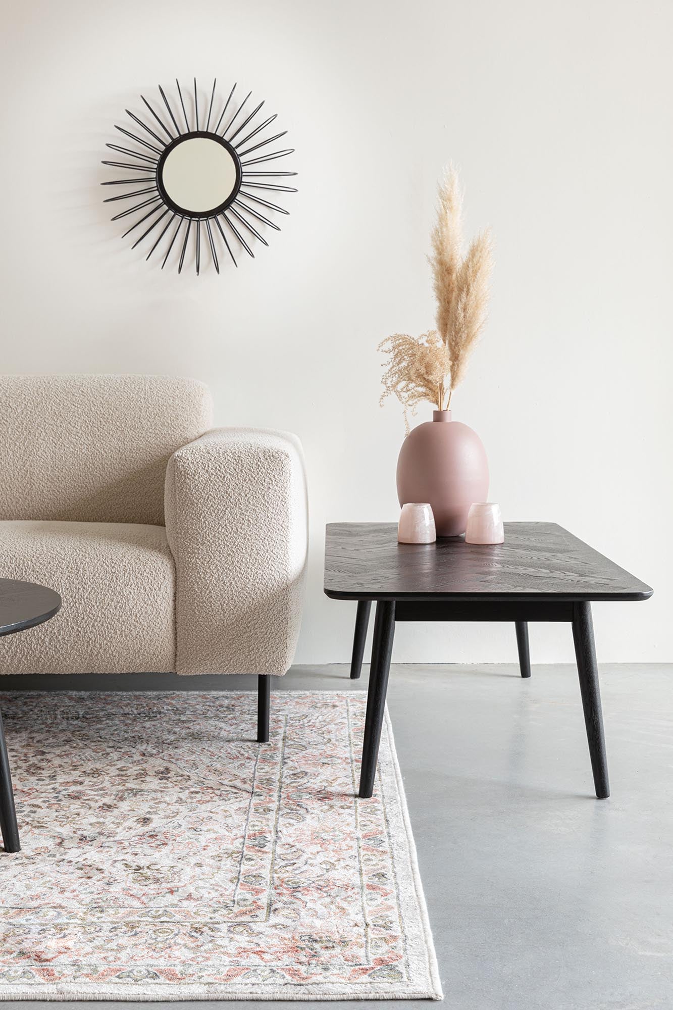 Eleganter Beistelltisch Fabio: Minimalistisches Design, hochwertiges Holz, vielseitig einsetzbar im Wohnzimmer oder Büro.