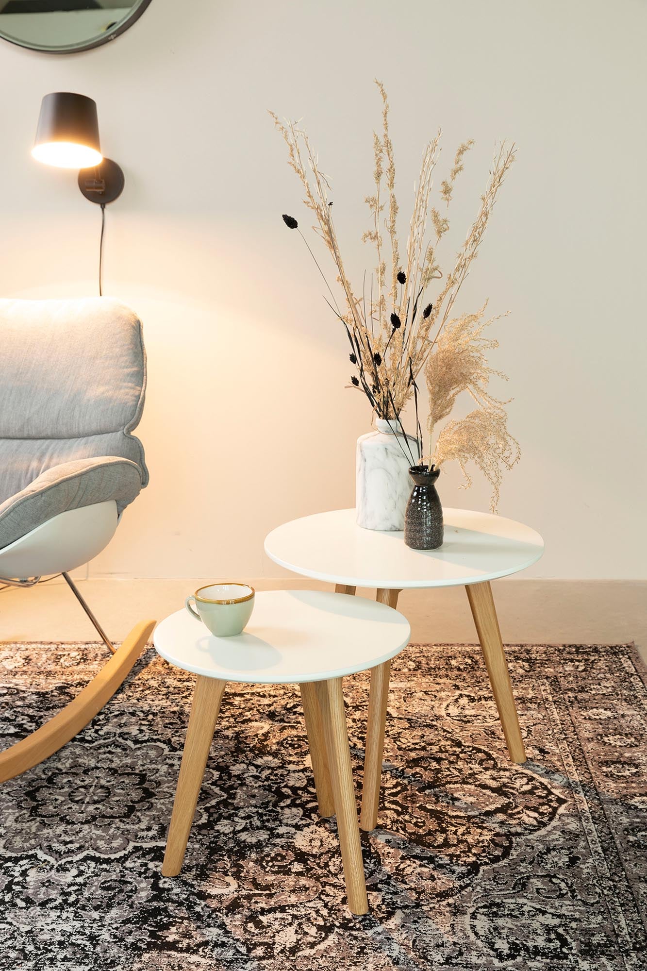 Entdecken Sie das Beistelltisch-Set Bodine: Zwei elegante Tische, ideal für jeden Raum. Perfekte Ablageflächen mit zeitloser Ästhetik.